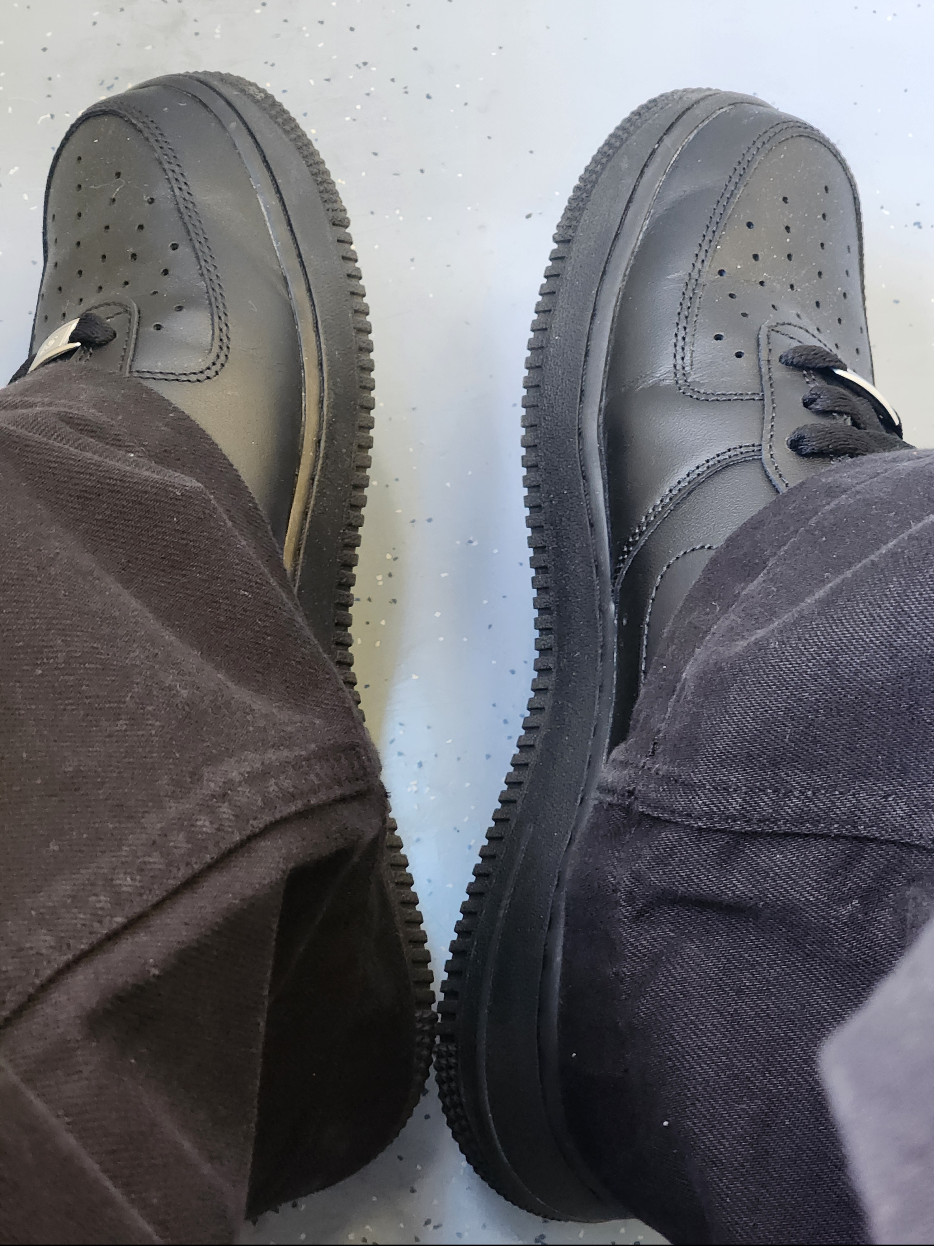 Nike Air Force 1 '07 Low Triple Black 착용 스타일