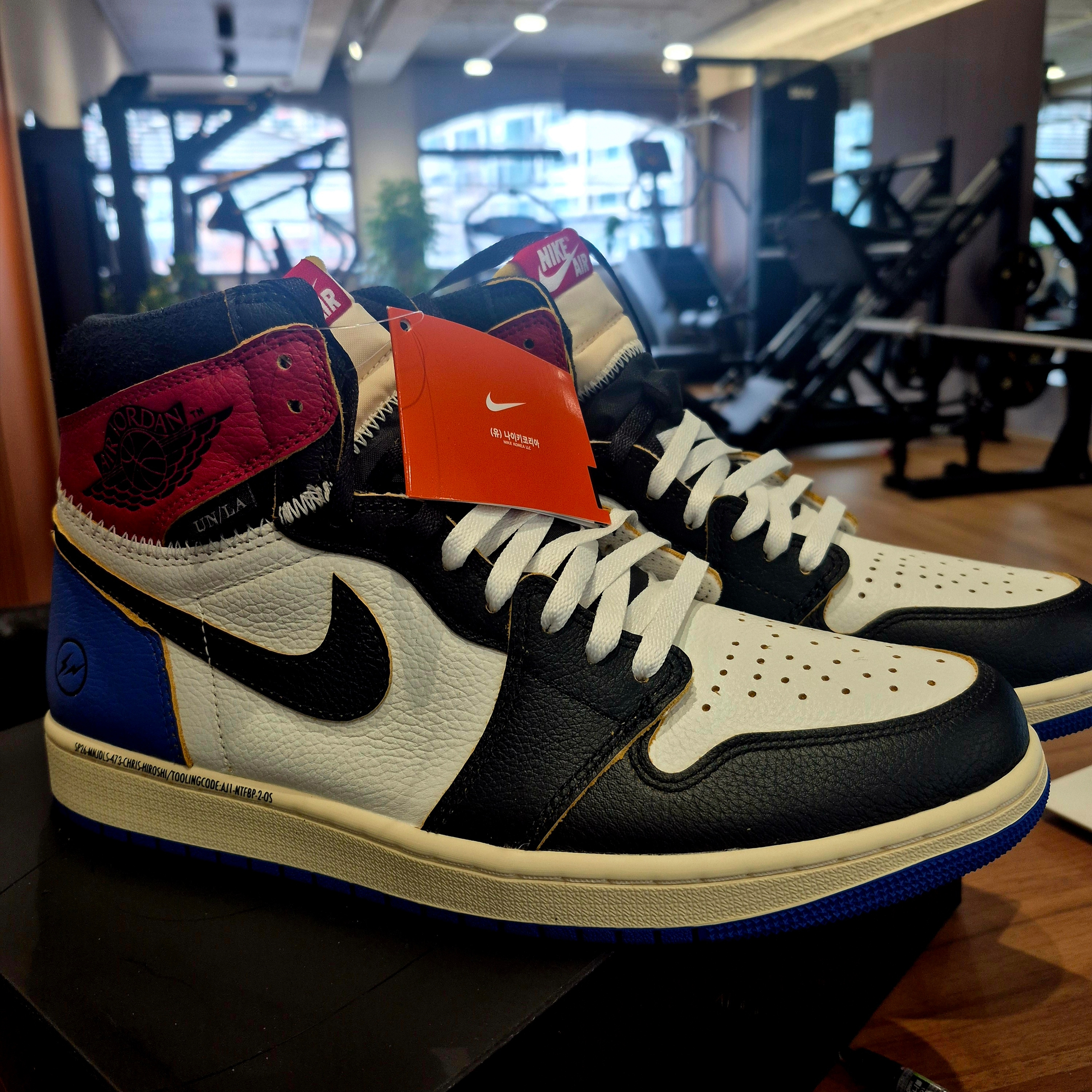 Jordan 1 x Fragment x Union LA Black and Varsity Red 착용 스타일