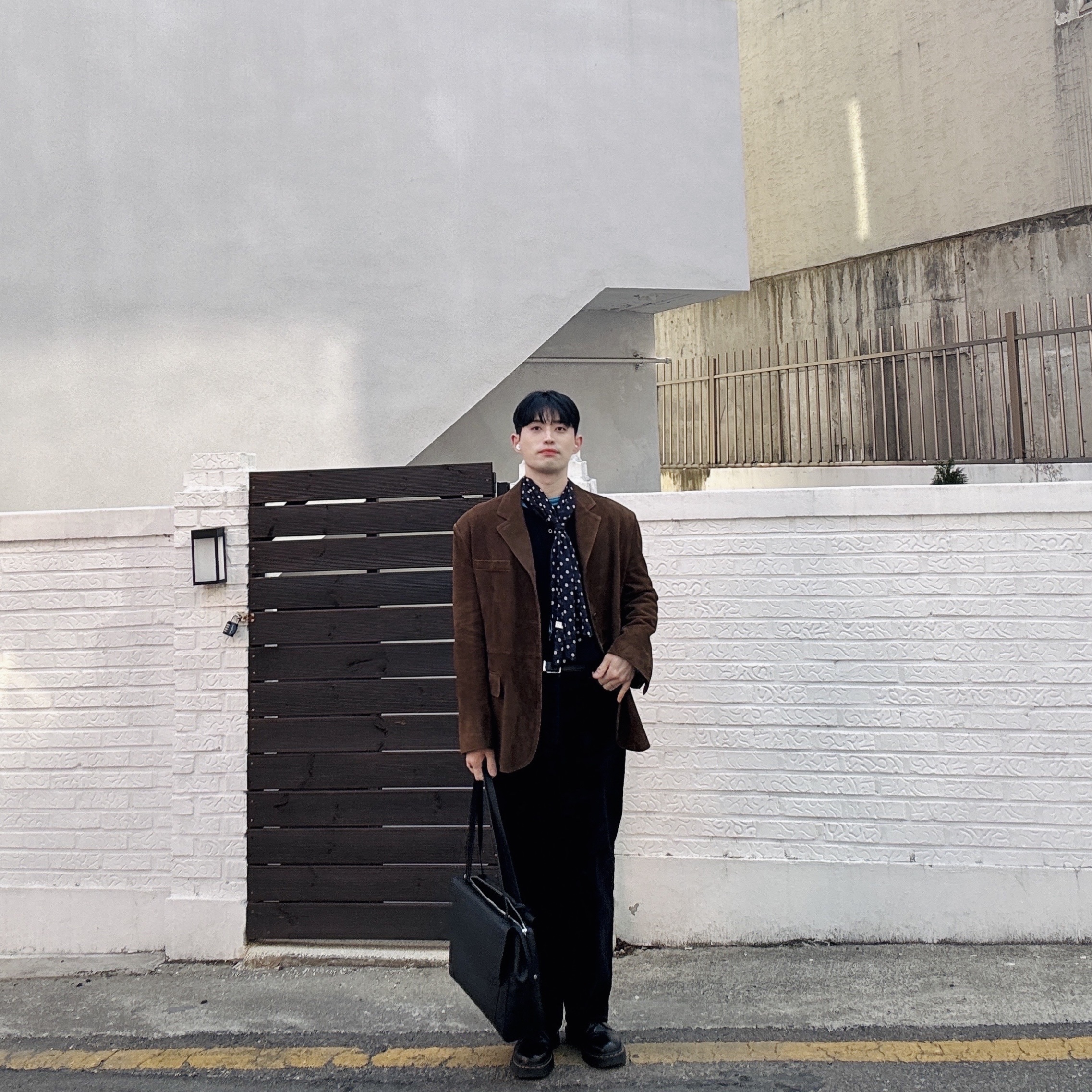 YUJI Velvet Denim Pants Mystic Blue, STU Goat Suede Blazer Brown 착용 스타일 - 1