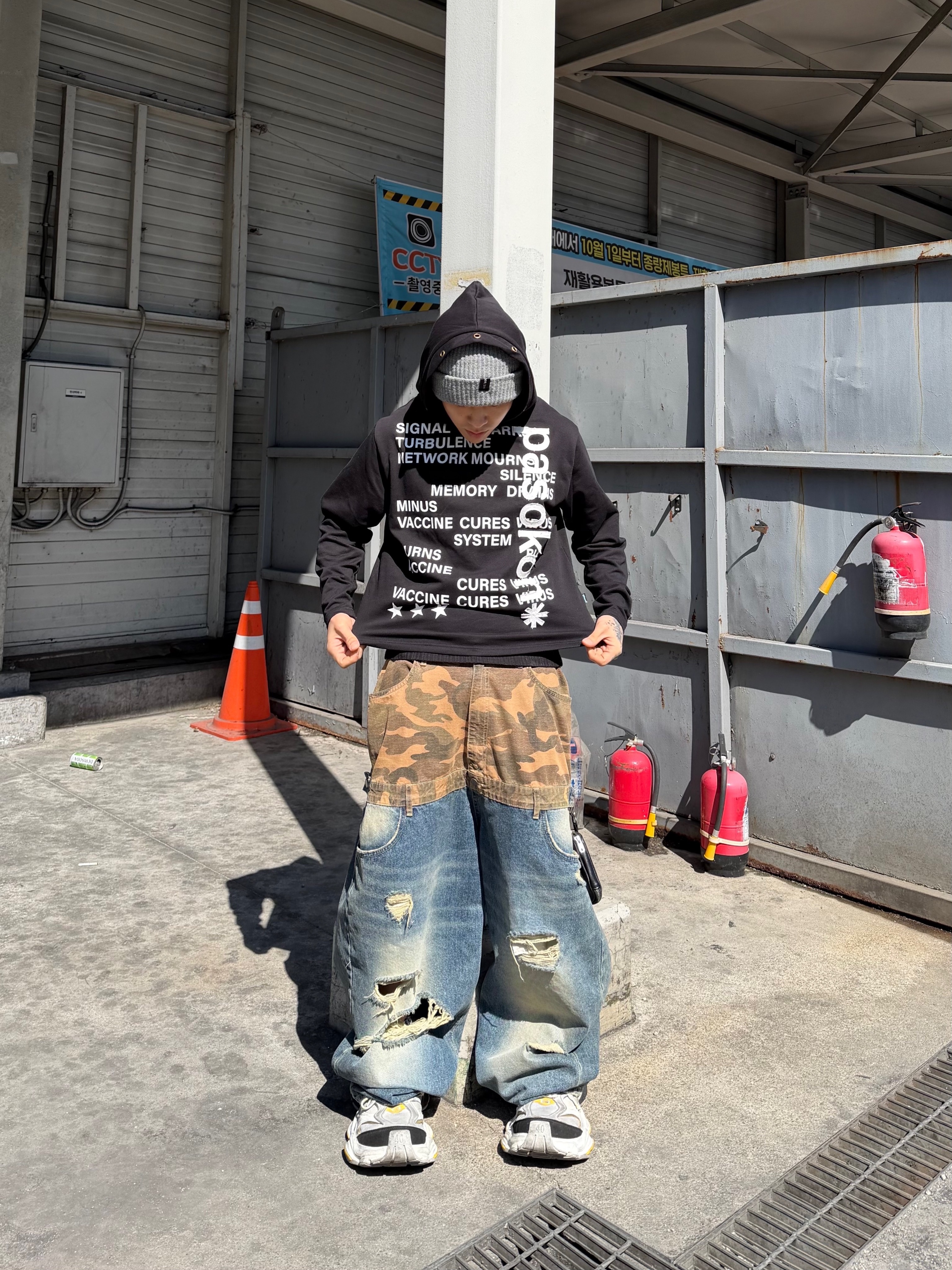 Surgery Clover Logo Beanie Ver.2 Grey, Balenciaga Cargo Sneakers Grey Black Yellow 착용 스타일 - 3