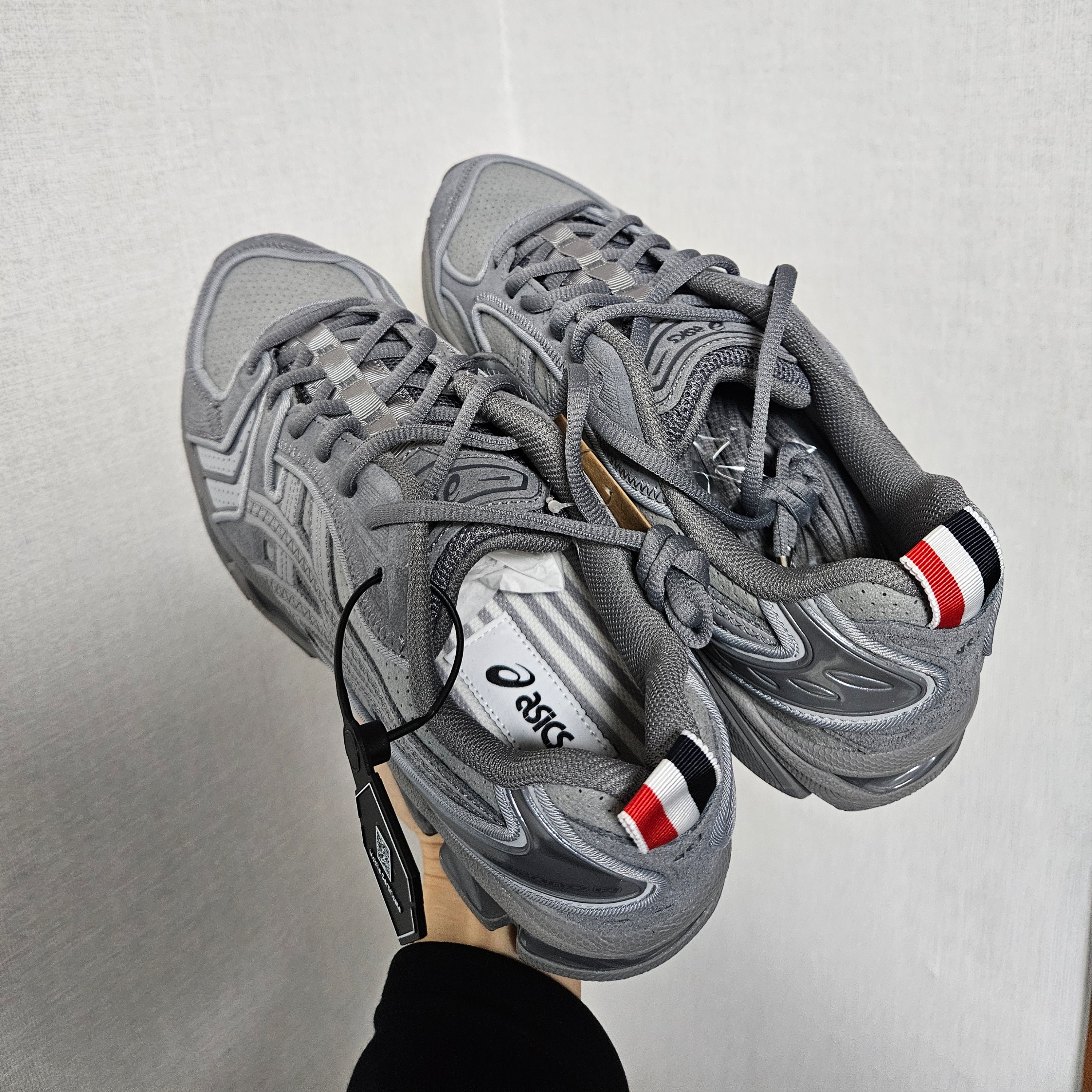 Asics x Thom Browne Gel-Kayano 14 Grey 착용 스타일 - 3