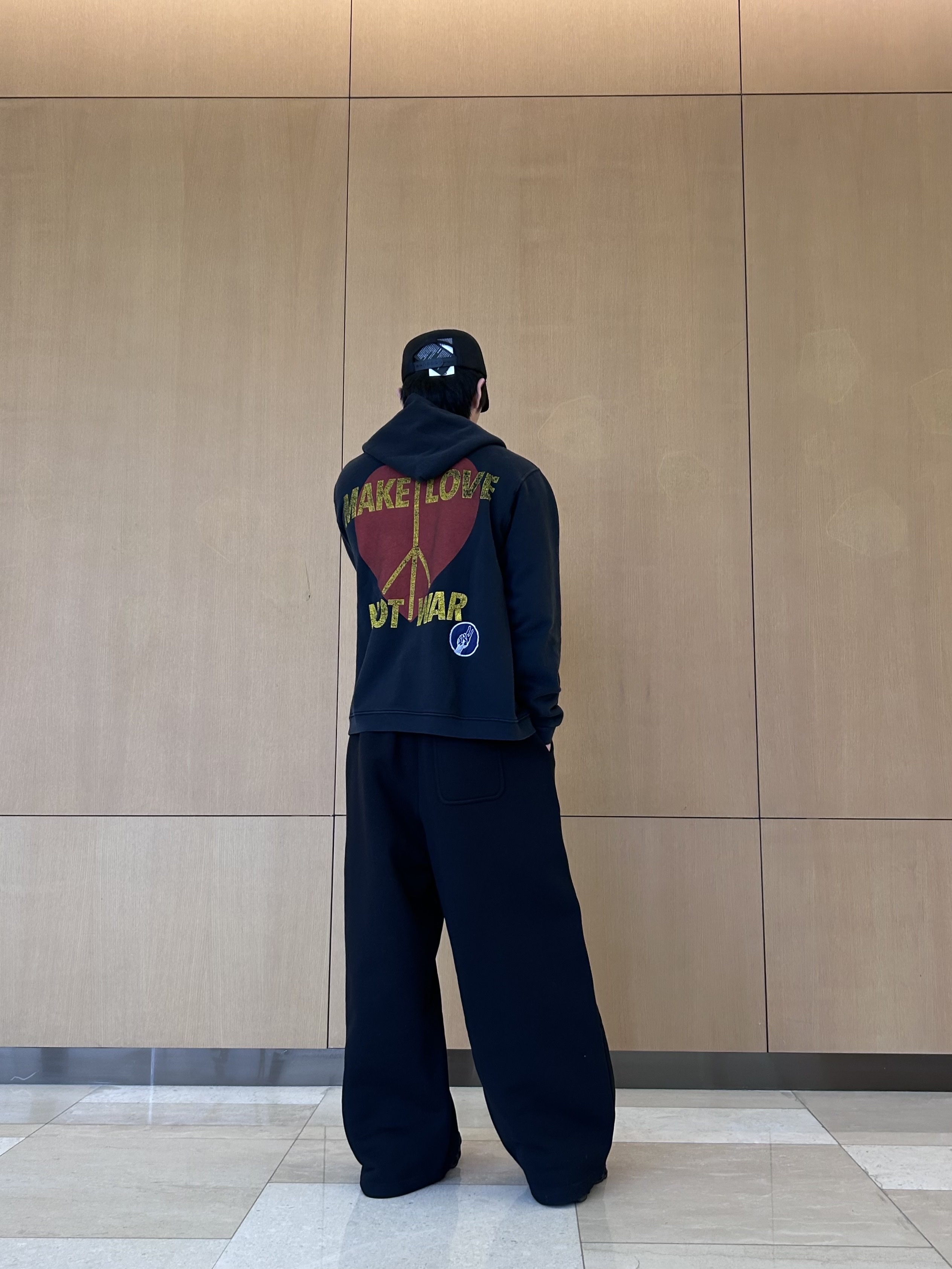 MadeWorn Love Not War Coal - 26SS 착용 스타일 - 3