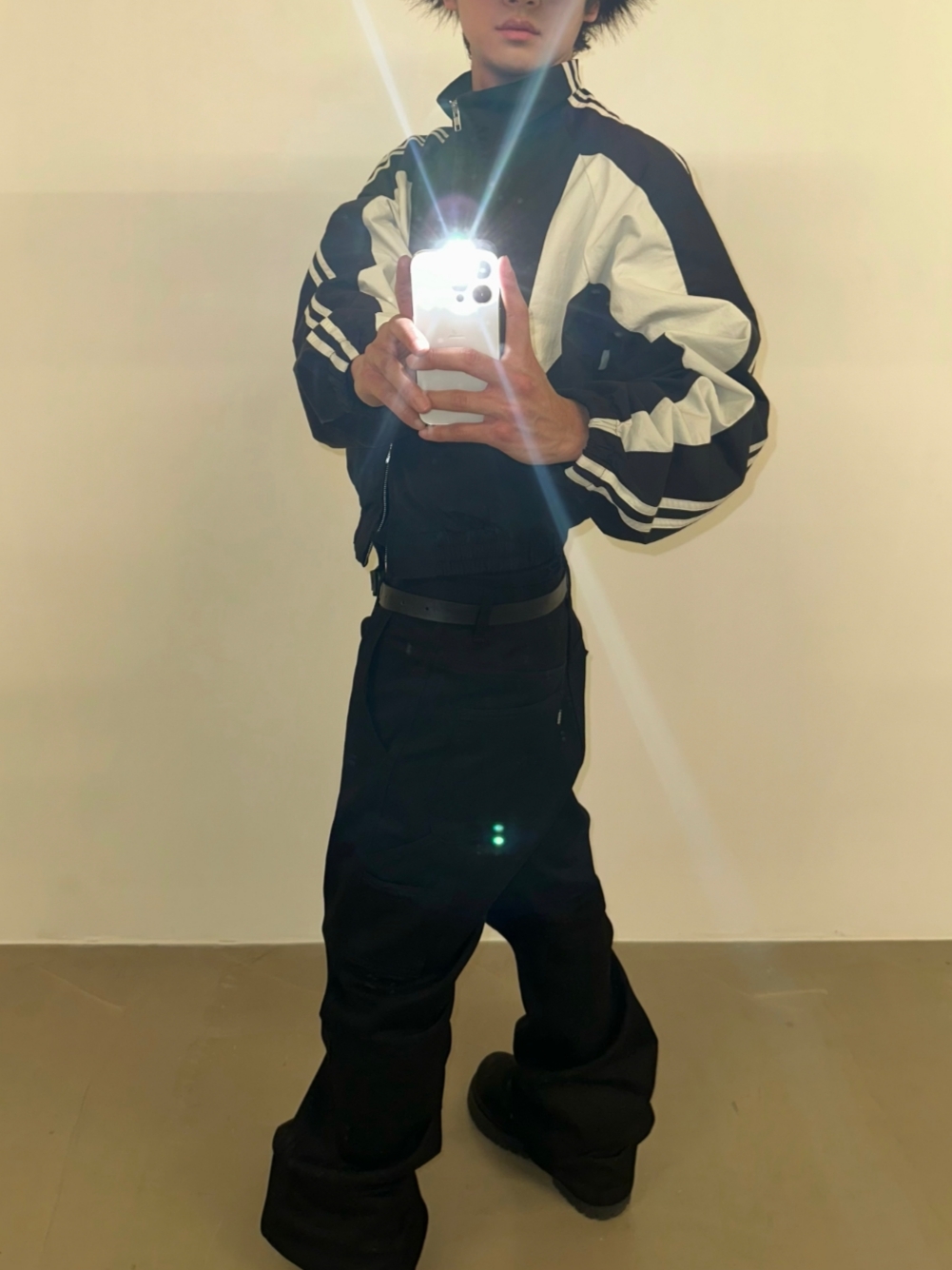 ROARINGRAD 26 Crop Track Jacket Black 착용 스타일