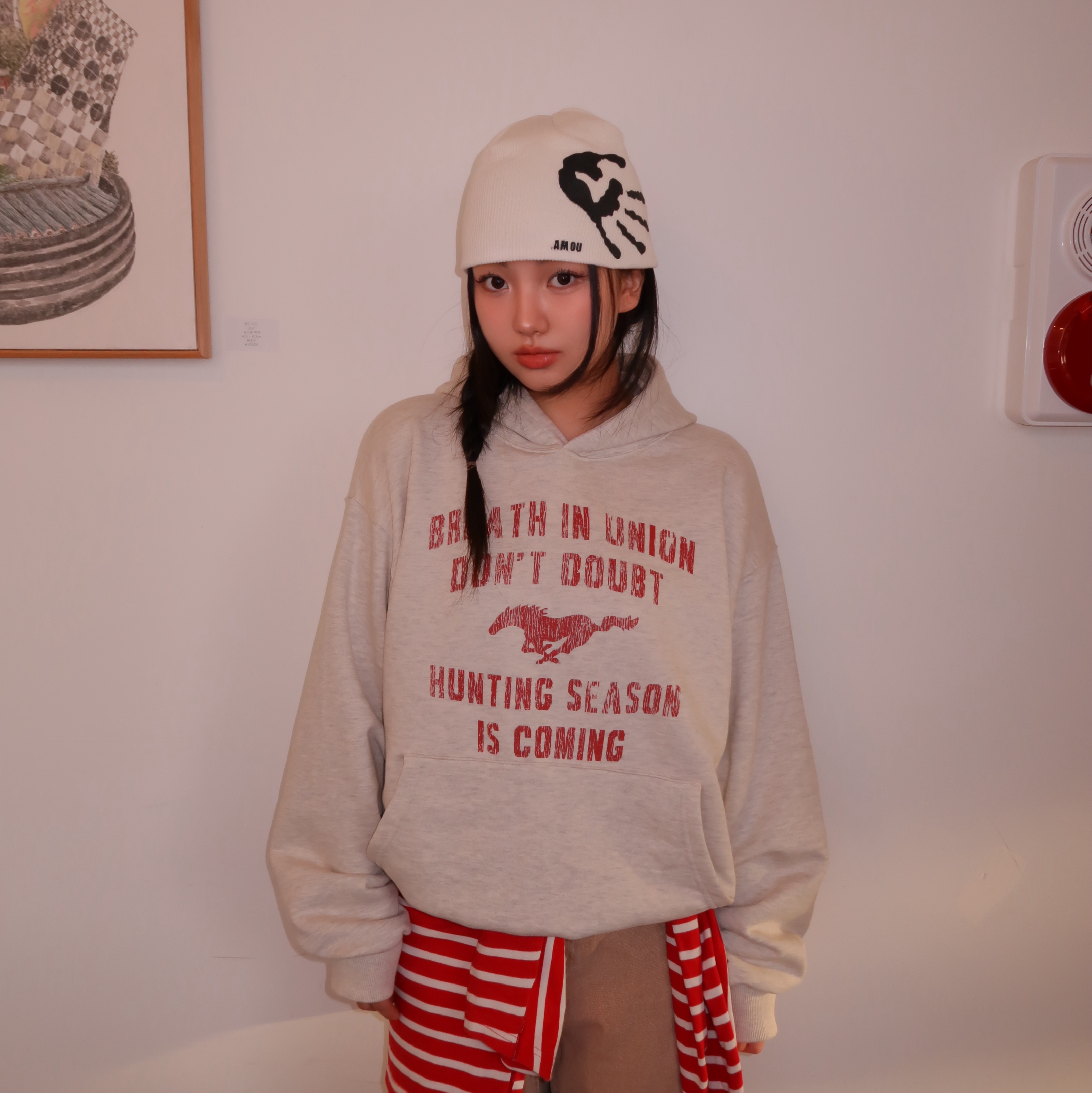AMOU Vintage Horse Hoodie Oatmeal, AMOU Vintage Horse Hoodie Coral Red 착용 스타일 - 2