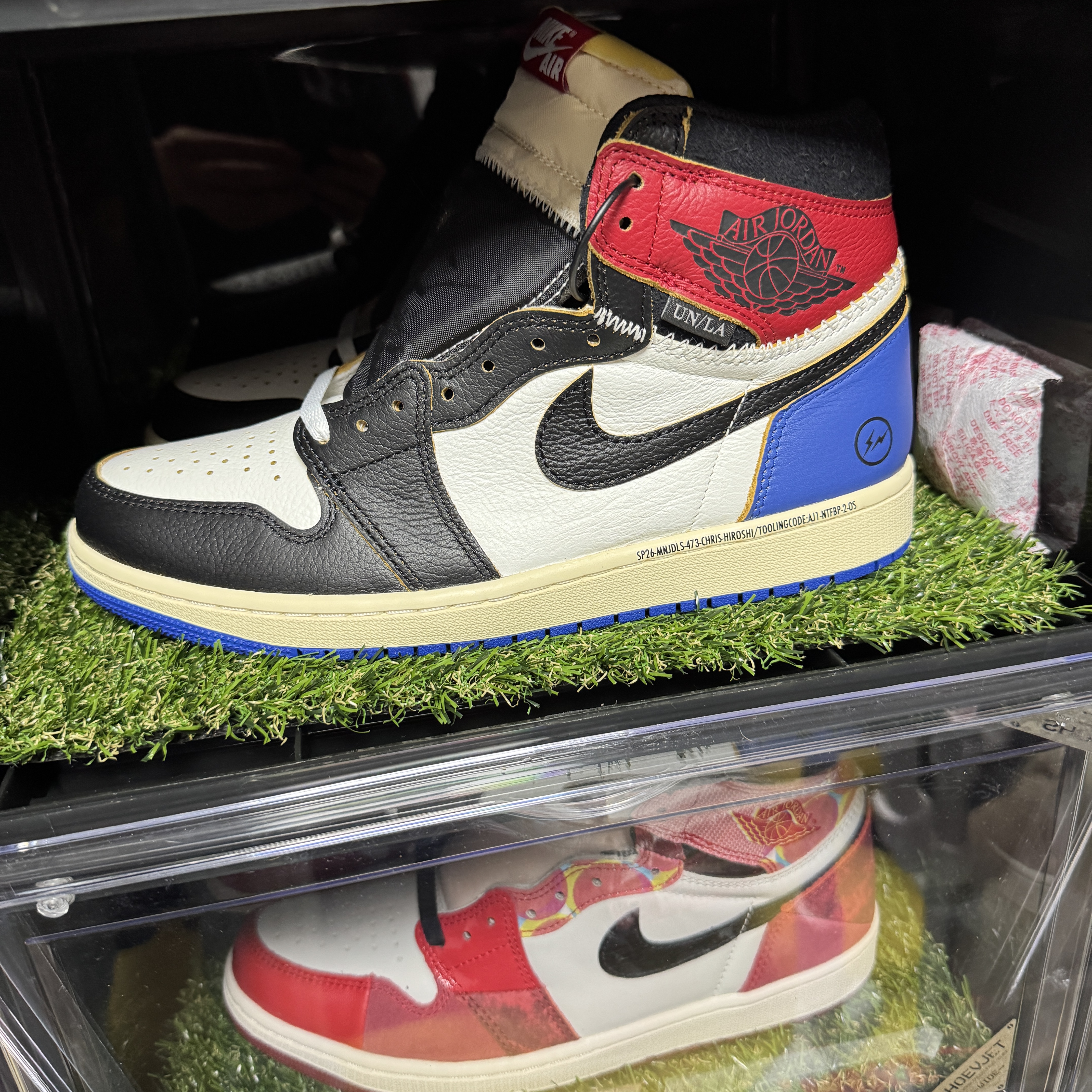 Jordan 1 x Fragment x Union LA Black and Varsity Red, Jordan 1 x Travis Scott Retro High OG SP Mocha 착용 스타일 - 2