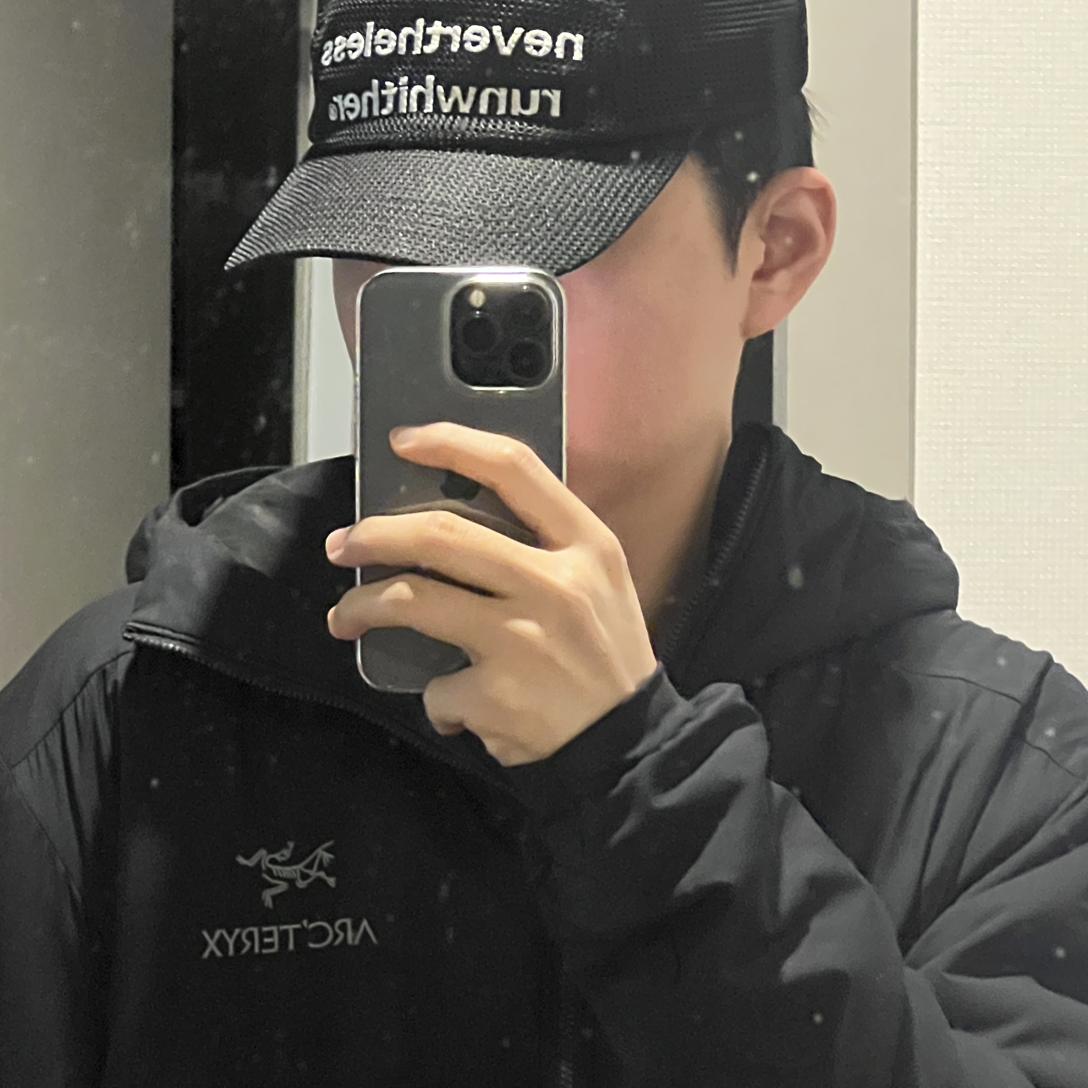 [KREAM 단독] runwhither Mesh Cap Black, Arc'teryx Atom Hoody Black 착용 스타일