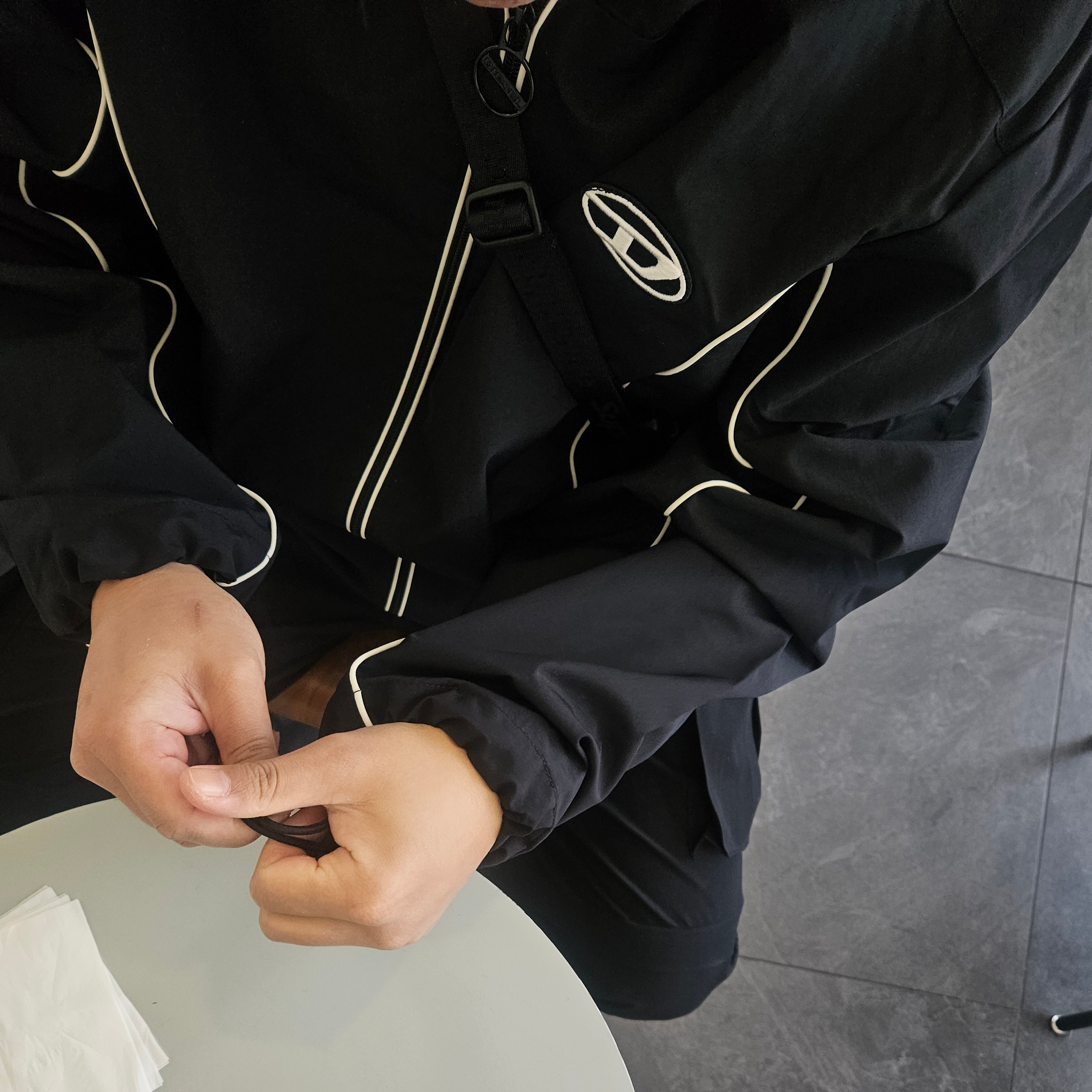 Diesel J-Hives Windbreaker with Contrast Piping Black 착용 스타일