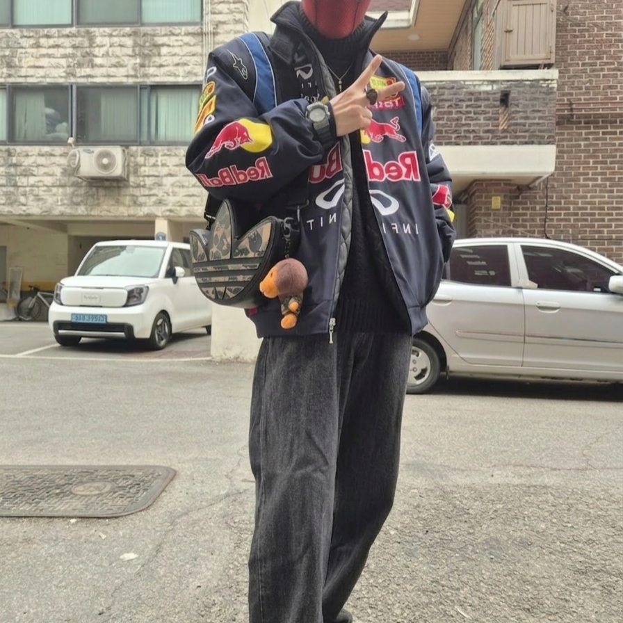 Adidas x BAPE Trefoil Shoulder Bag Black 착용 스타일 - 2