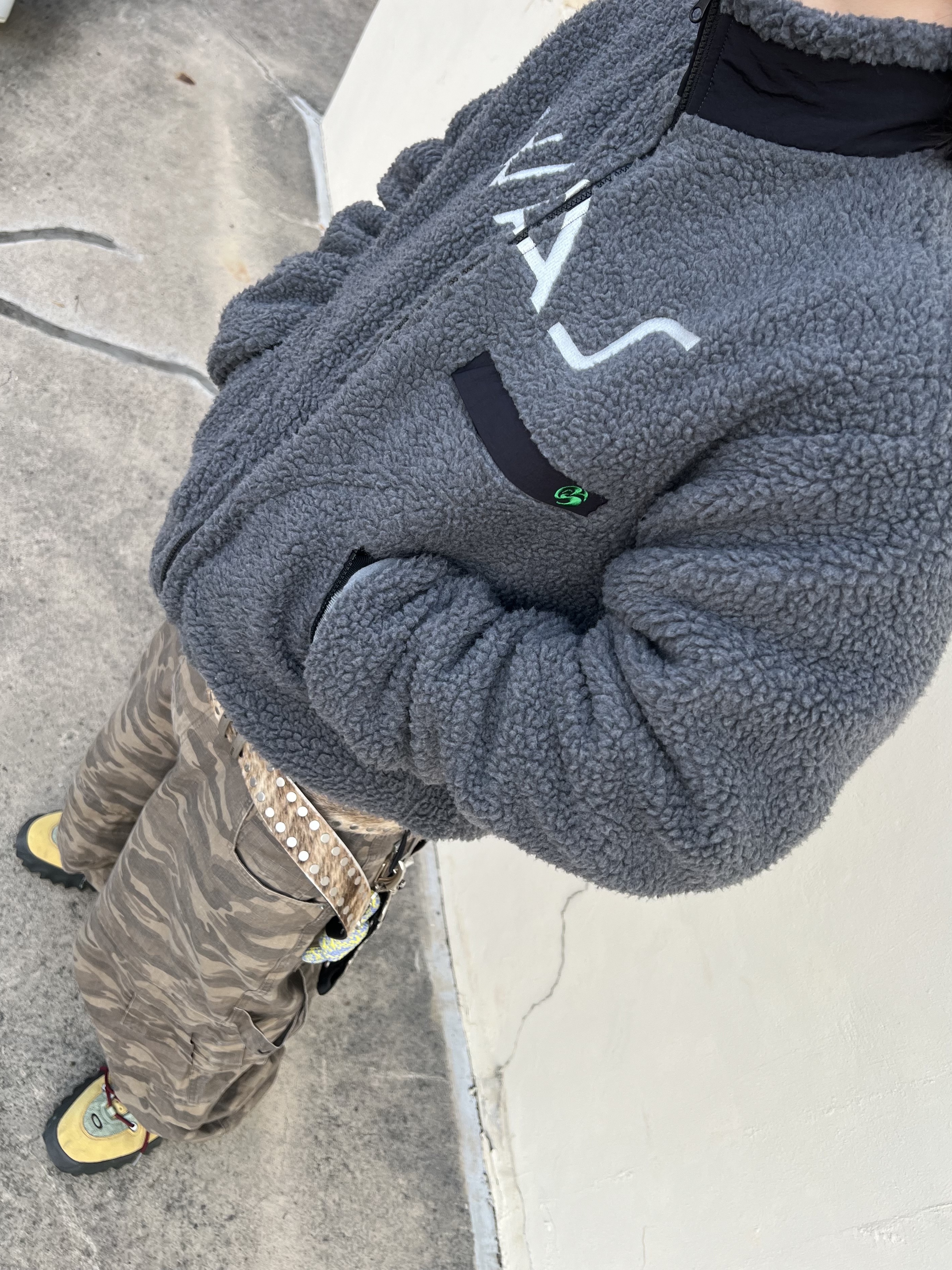 [KREAM Exclusive] Kamien Titan Baggy Pants Kream Camo, Oakley Factory Team Suede Flesh Edge Boots Yellow 착용 스타일 - 2
