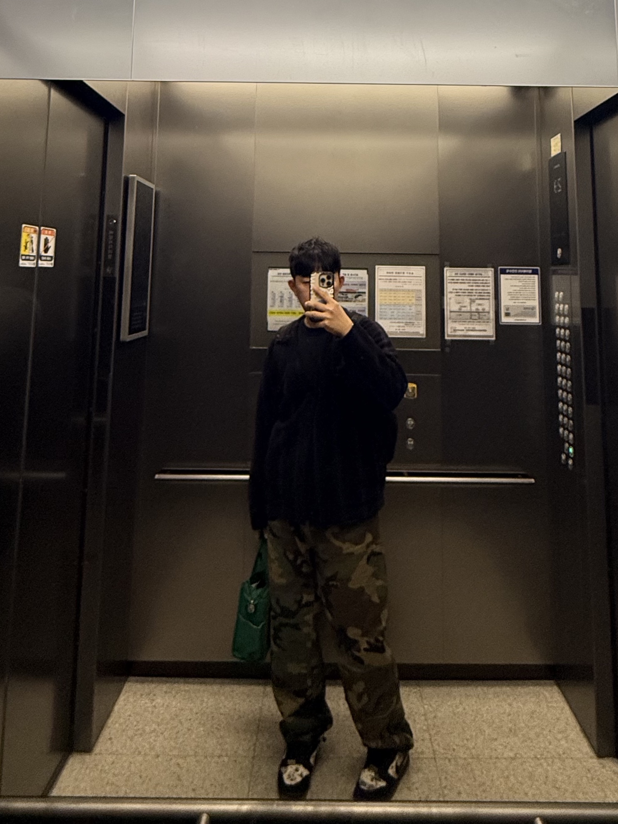 Supreme Jacquard Logos Double Knee Denim Painter Jean Woodland Camo - 25FW, Uniqlo x Needles Fleece Oversized Cardigan Black - KR 착용 스타일