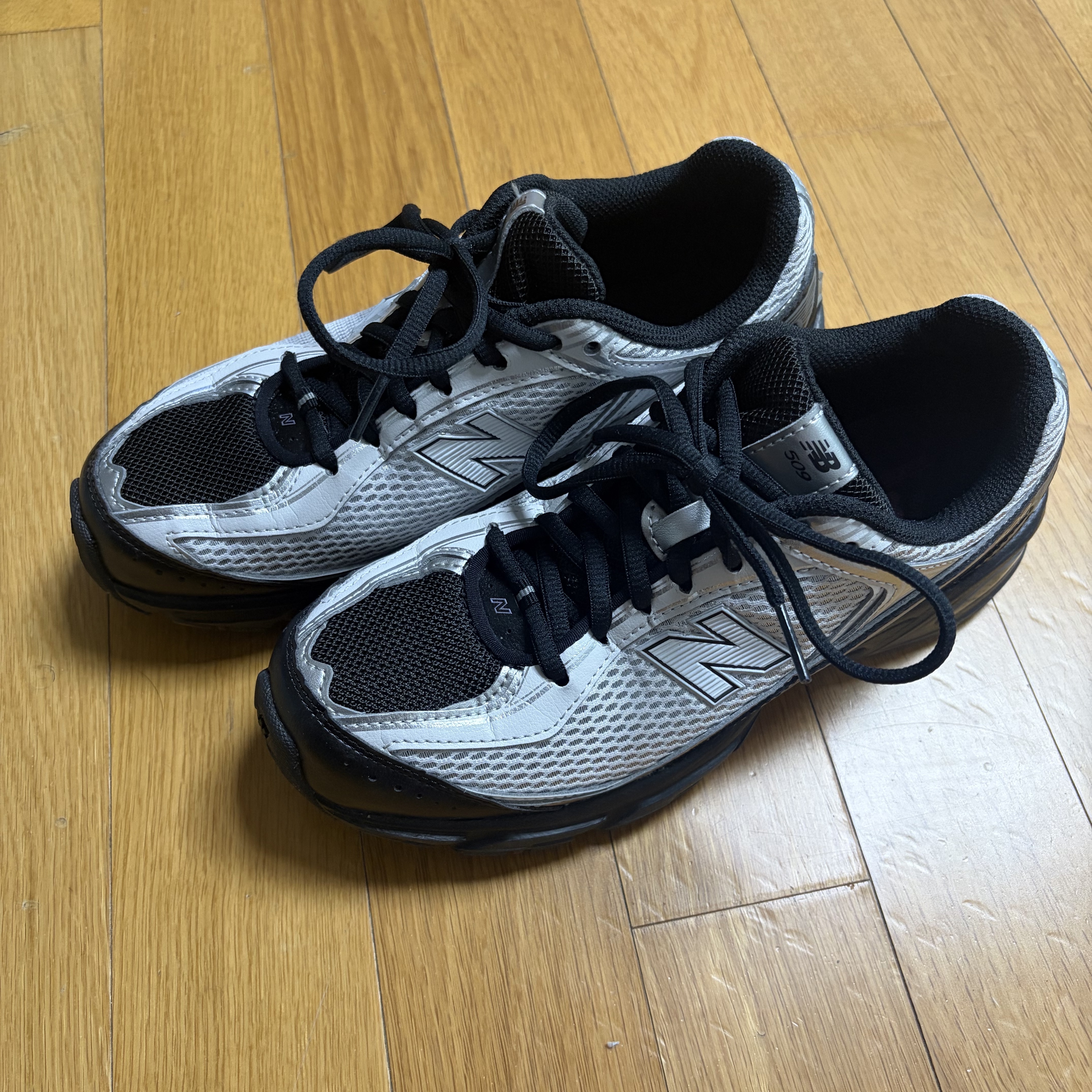 New Balance 509 Black Gray 착용 스타일