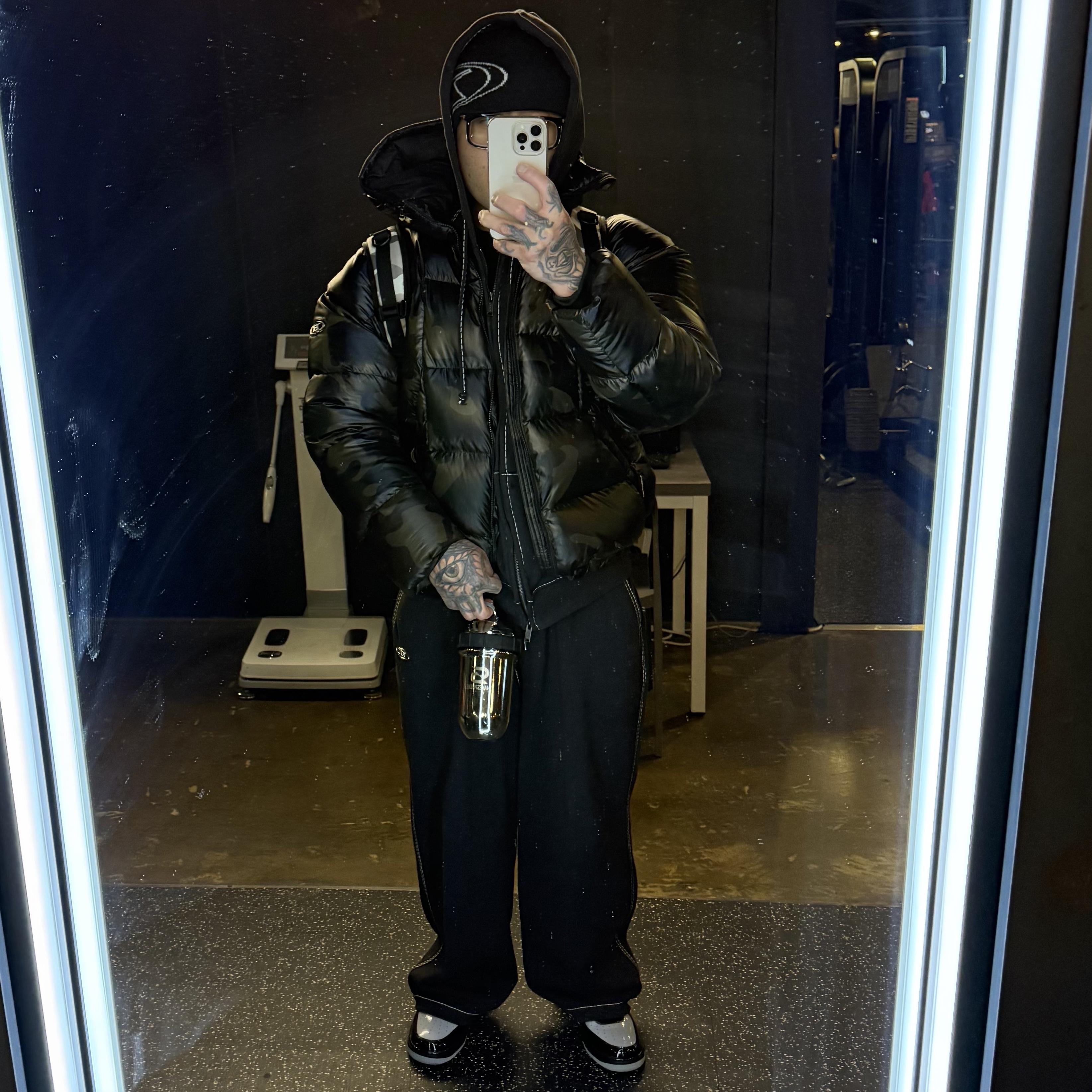 Nike x Syna Air Force 1 '07 Black and Light Smoke Grey, BAPE ABC Camo Ape Head Acrylic Keychain Green 착용 스타일