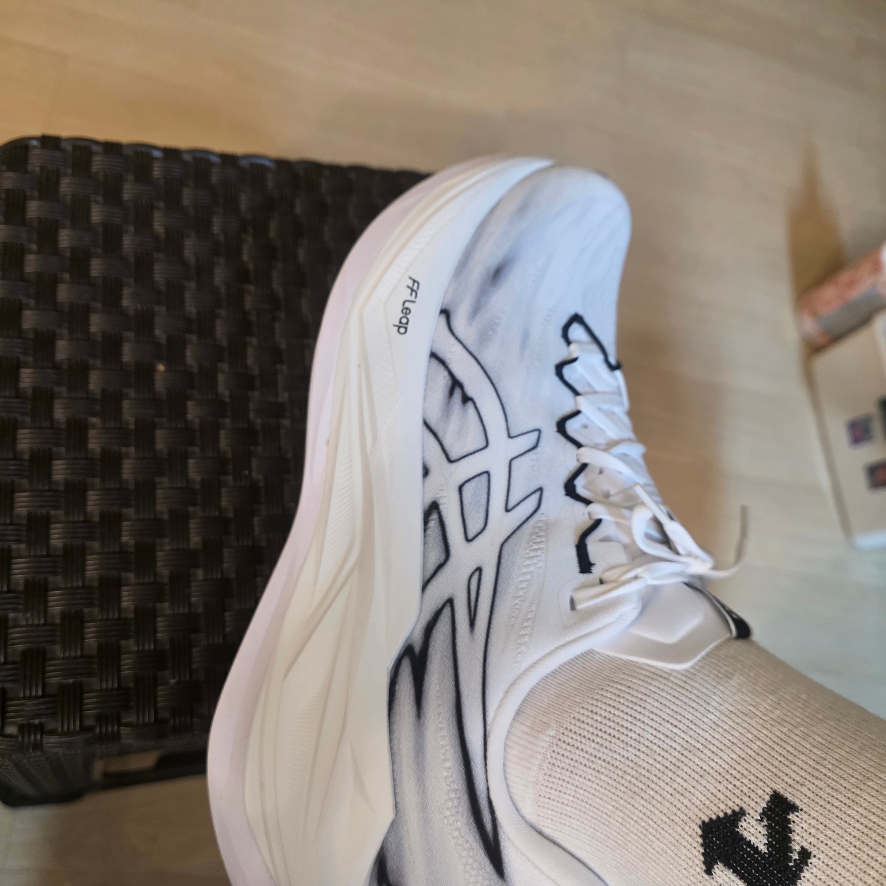 Asics Superblast 3 White Black 착용 스타일 - 2