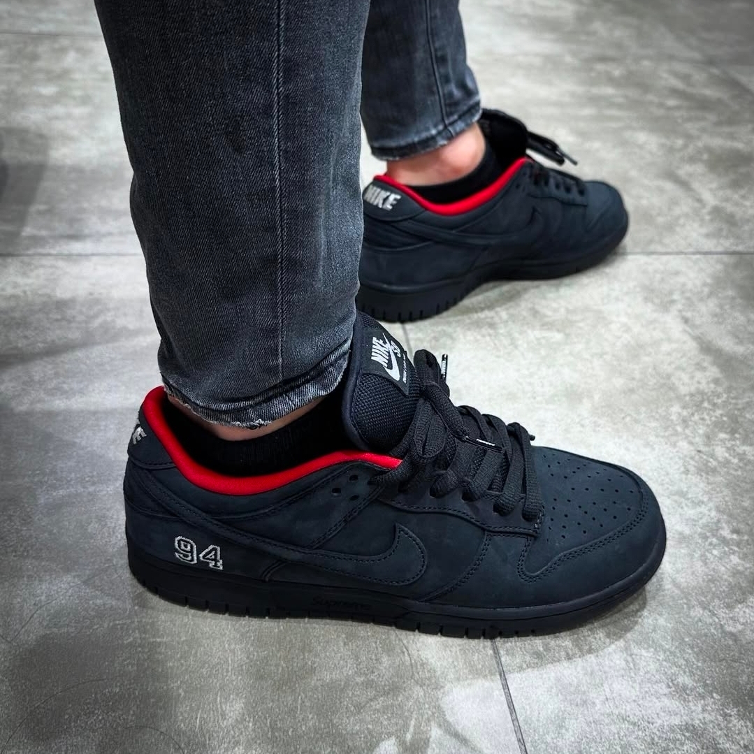 Nike x Supreme SB Dunk Low Black 착용 스타일