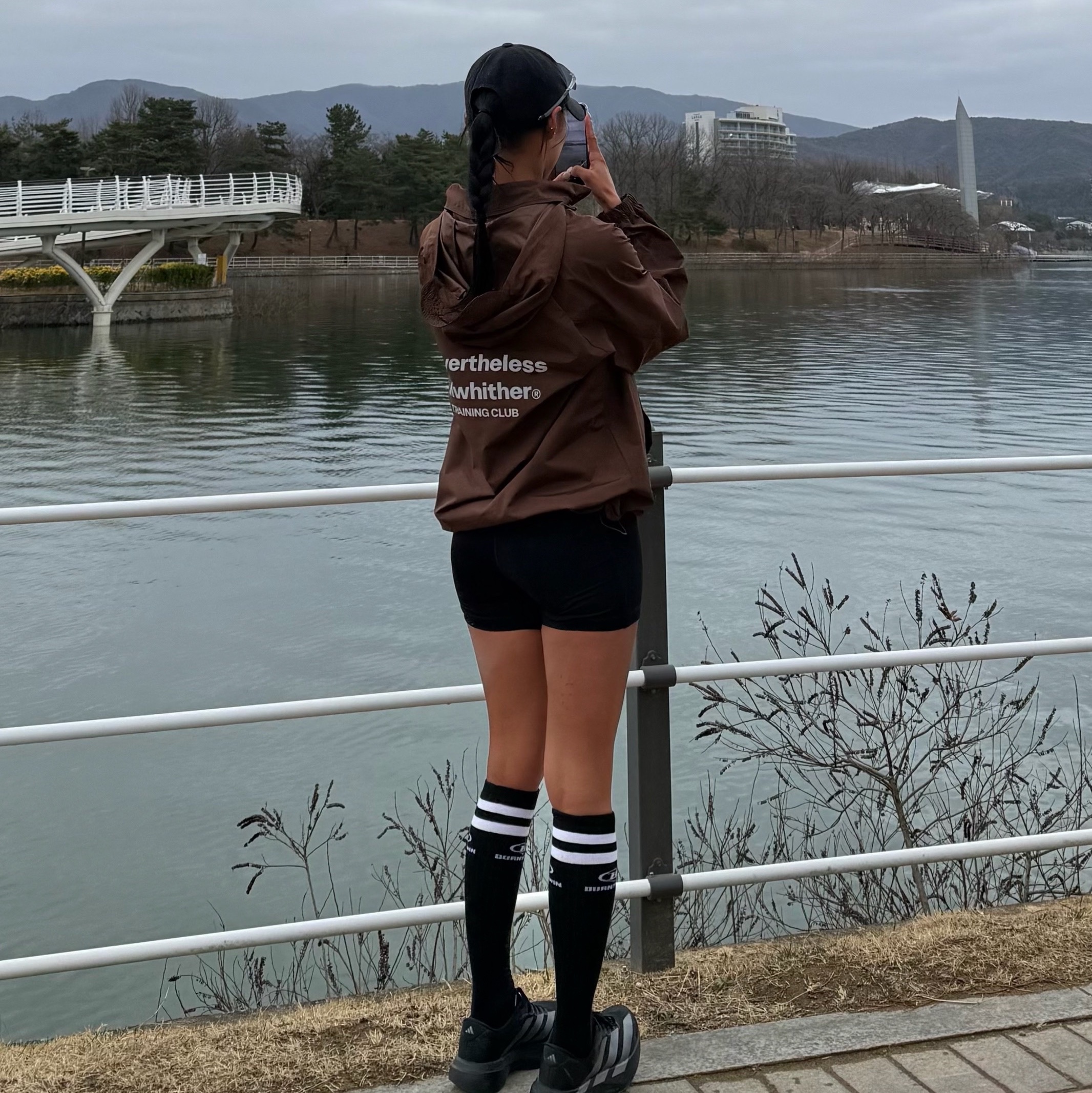 [KREAM 단독] runwhither Hidden Hoodie Anorak Jacket Brown 착용 스타일