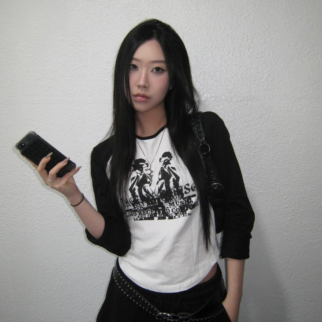 Thevinylhouse Twin Raglan LS Tee White 착용 스타일