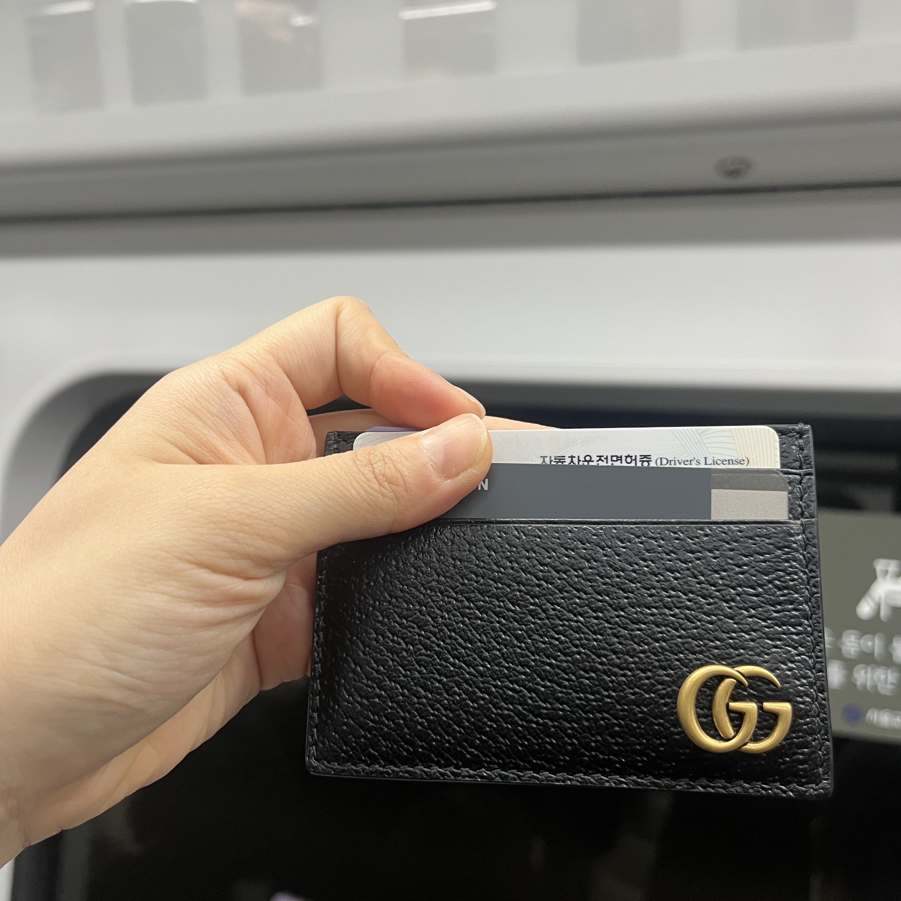 Gucci GG Marmont Leather Money Clip Black 착용 스타일