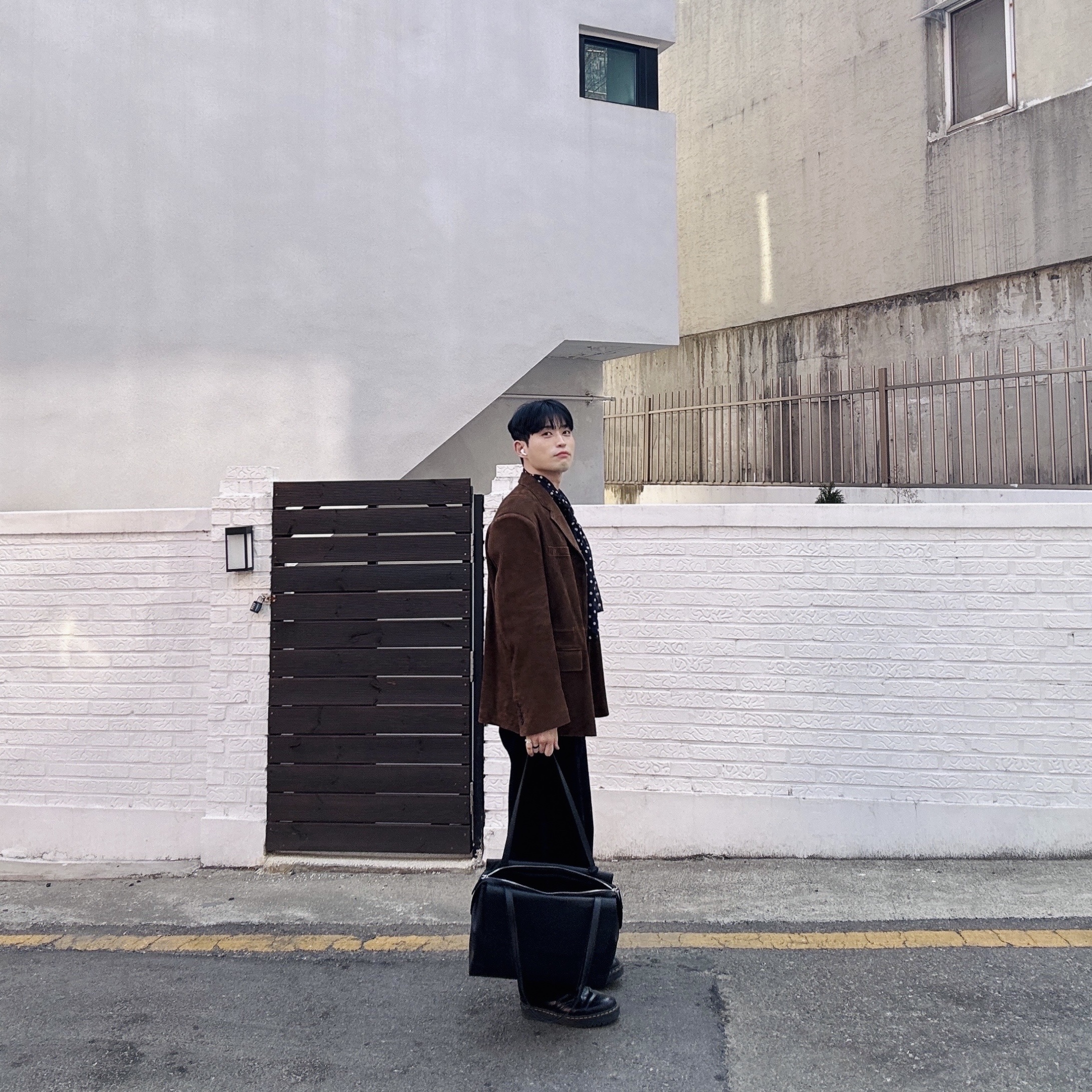 YUJI Velvet Denim Pants Mystic Blue, STU Goat Suede Blazer Brown 착용 스타일 - 2