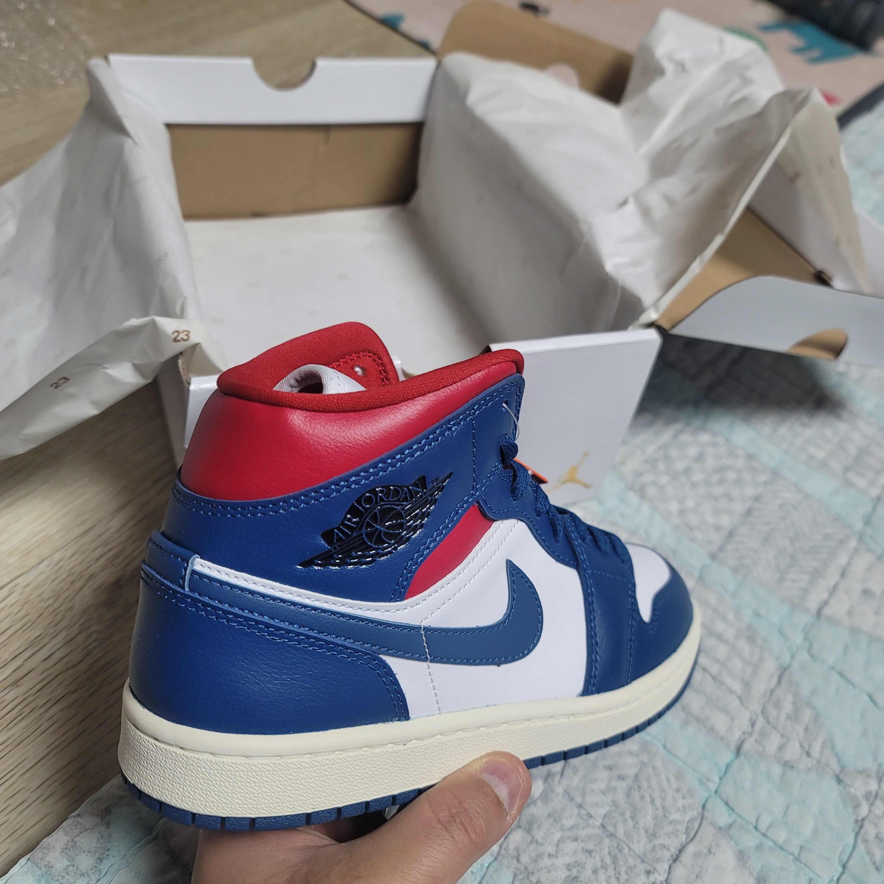 (W) Jordan 1 Mid French Blue Gym Red 착용 스타일 - 1