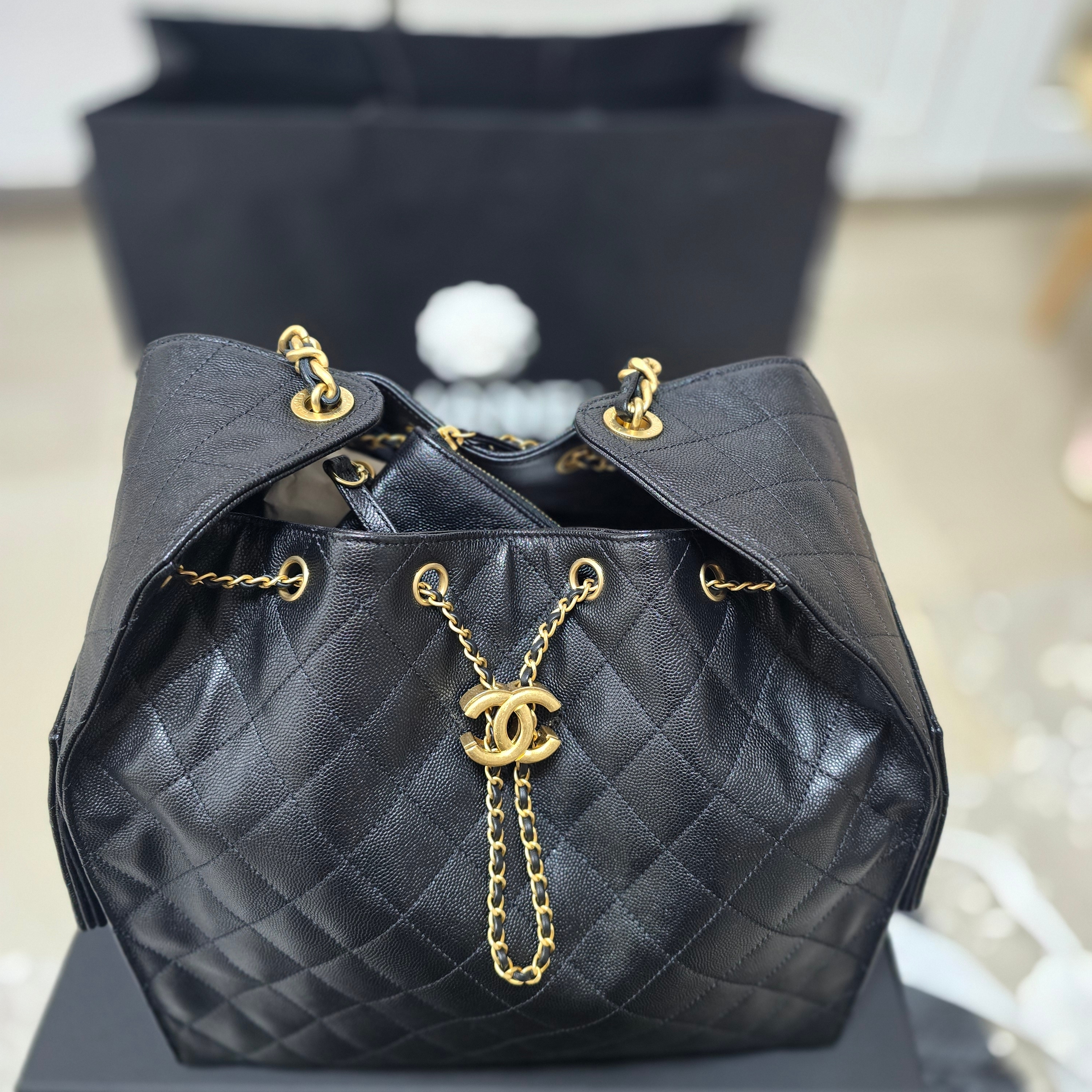 Chanel 25 Medium Handbag Grained Calfskin & Gold Black 착용 스타일