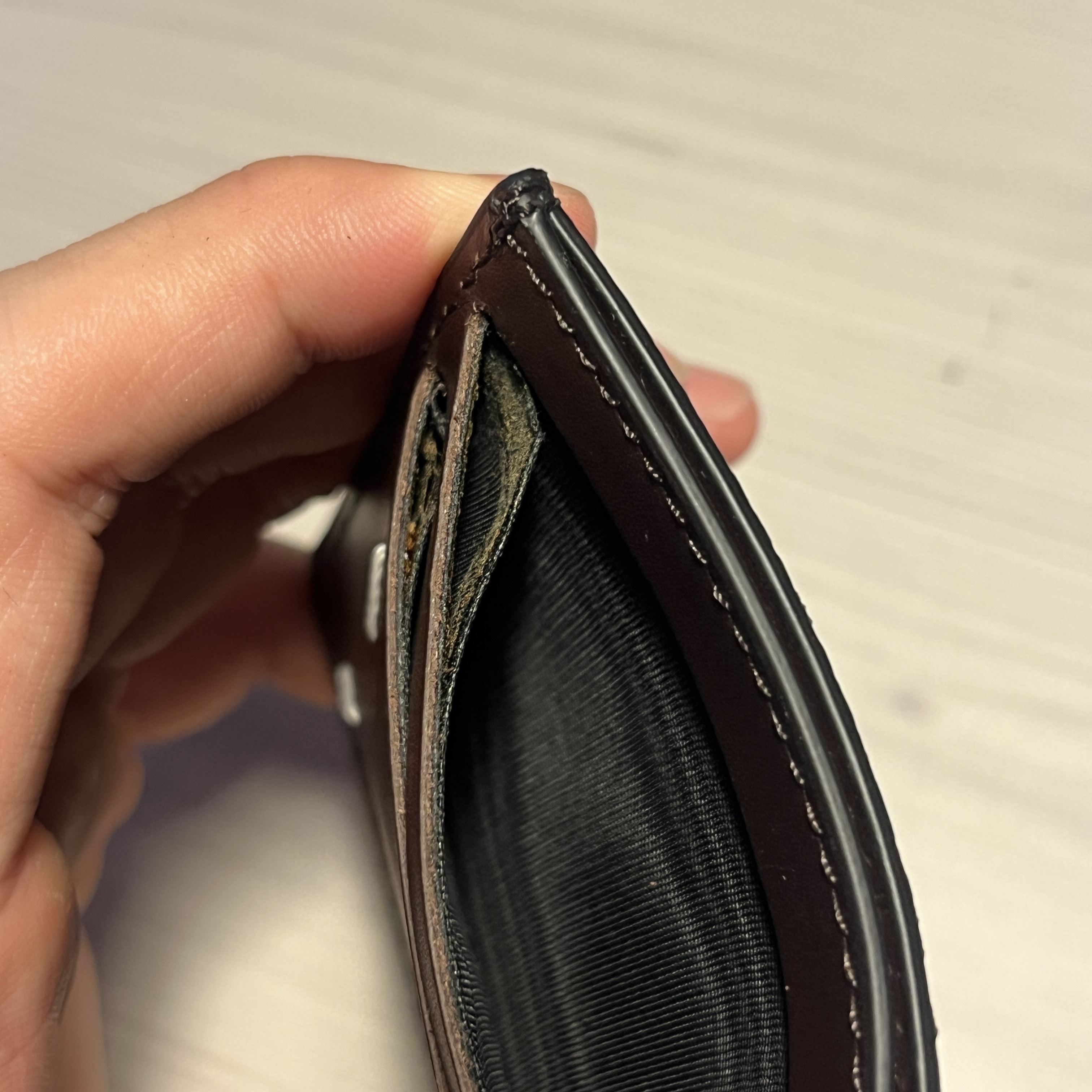 Maison Margiela Leather Card Holder Brown 착용 스타일 - 1