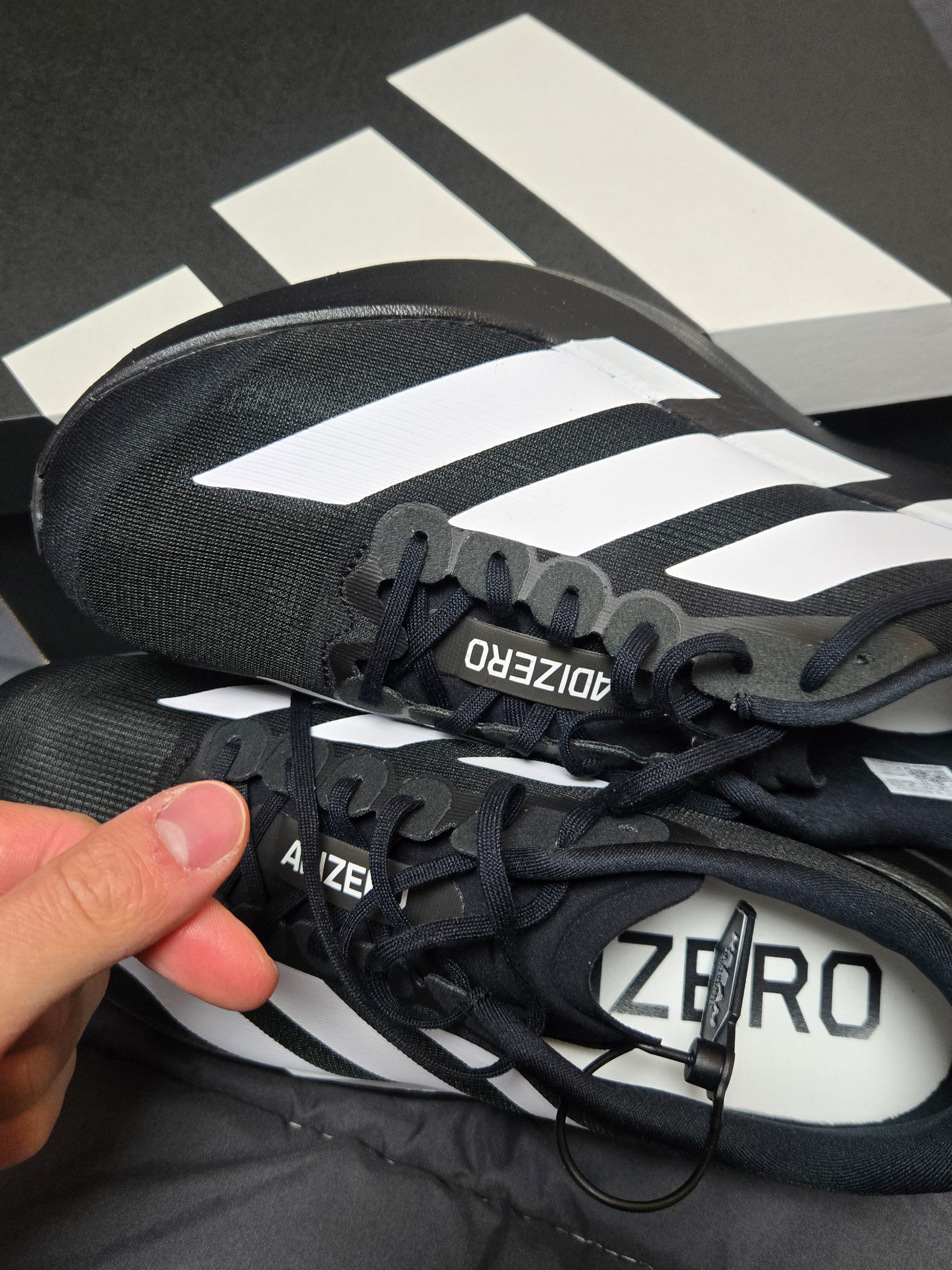 Adidas Adizero EVO SL Core Black Cloud White, Oakley Eye Jacket Redux Matte Black Frame Prizm Grey Lenses High Bridge Fit 착용 스타일 - 2