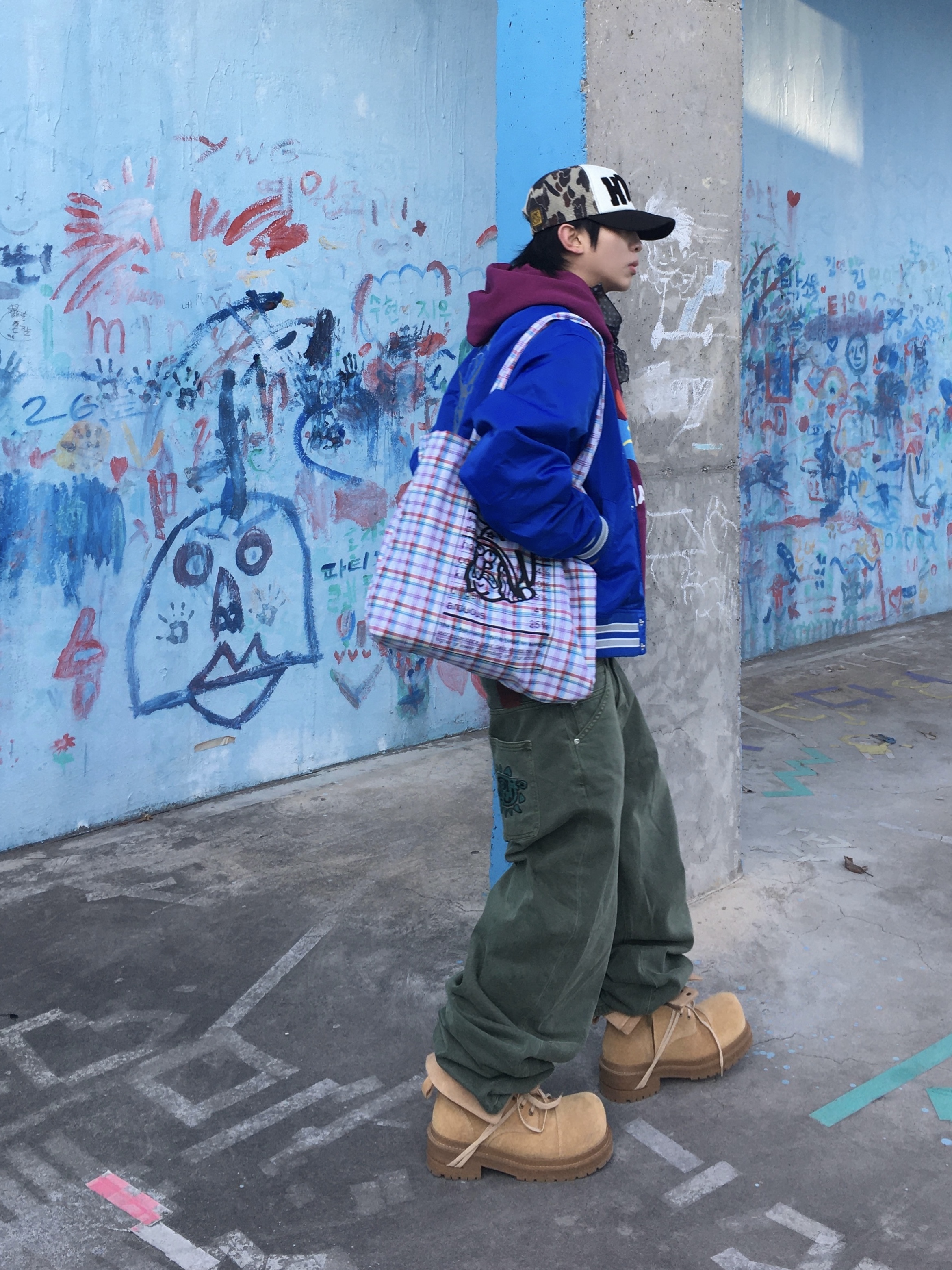 [더블적립] YESEYESEE Y.E.S Team Stadium Jacket Blue, [더블적립] YESEYESEE Flower Rivet Denim Pants Khaki Green 착용 스타일 - 3