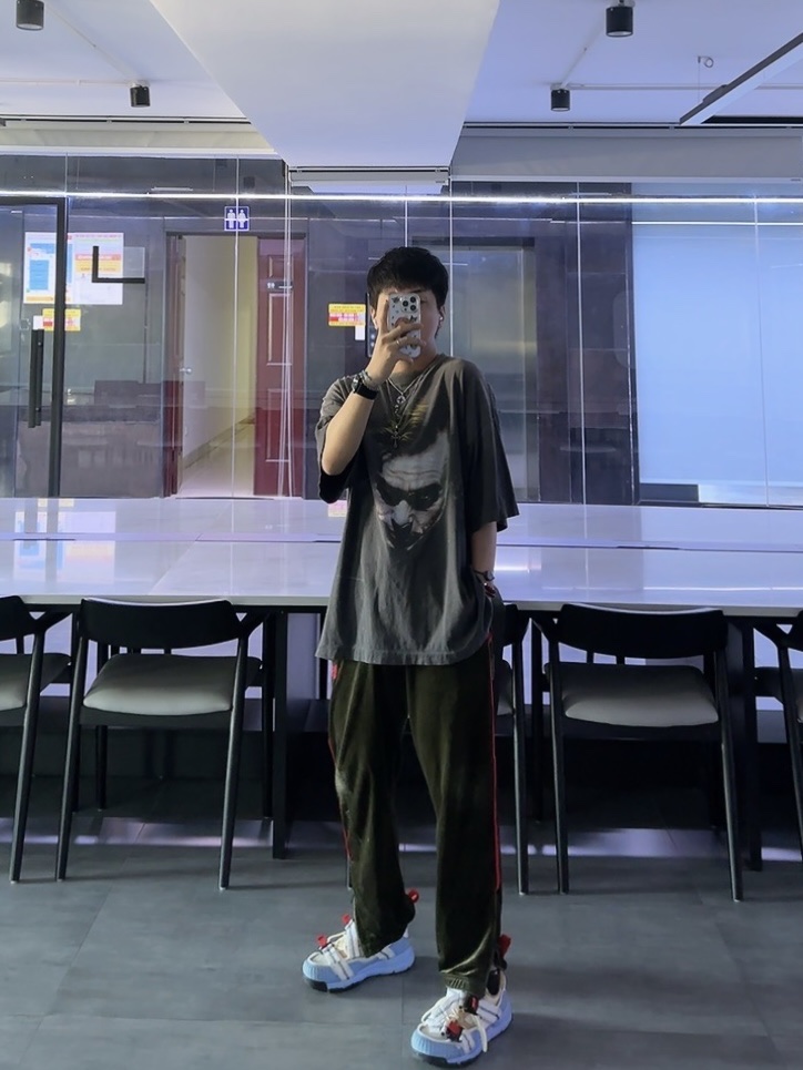 Nike x Tom Sachs Mars Yard Overshoe 3.0, Saint Mxxxxxx x The Dark Knight Joker S/S T-Shirt Black - 25SS 착용 스타일
