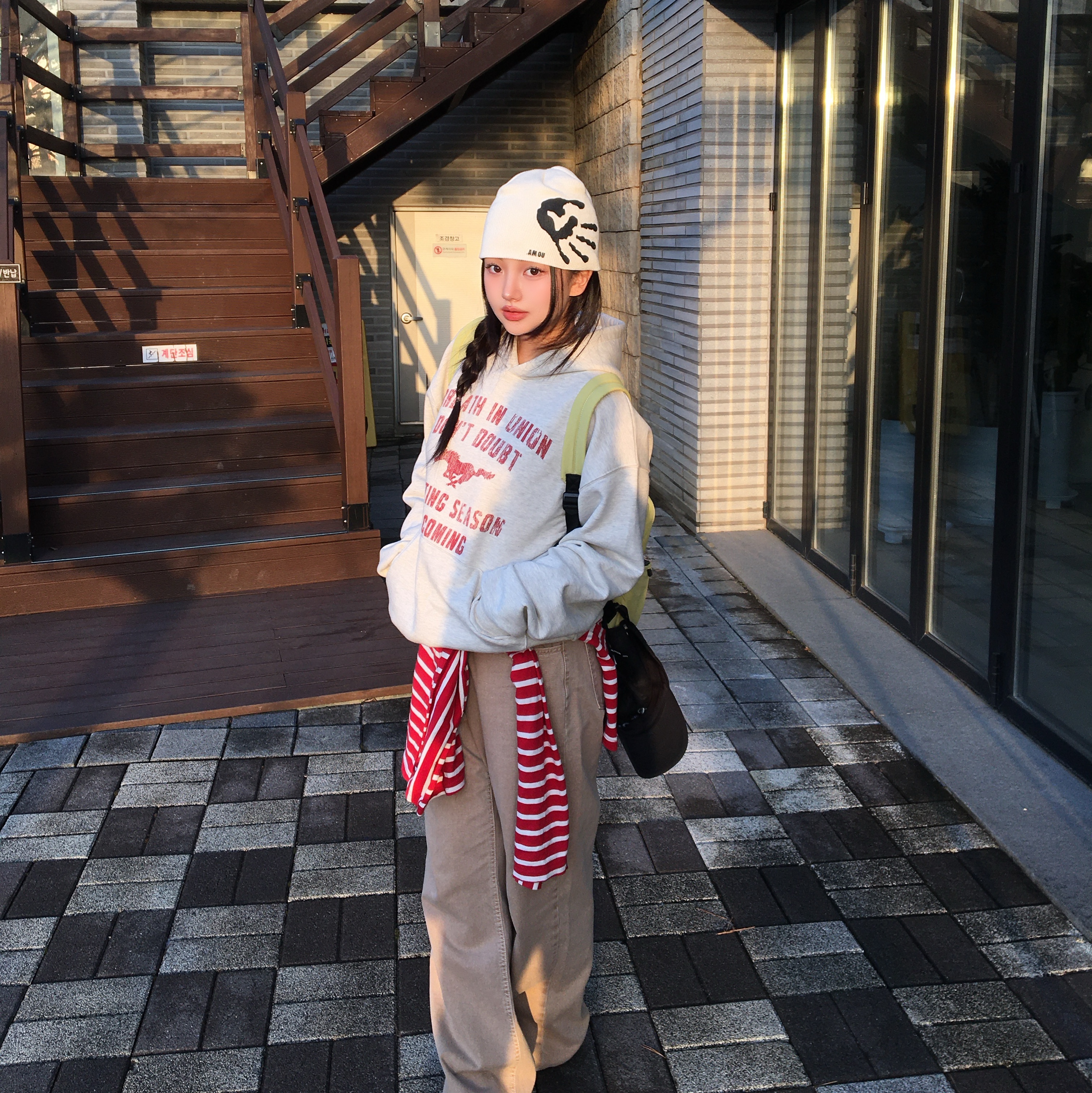 AMOU Vintage Horse Hoodie Oatmeal, AMOU Vintage Horse Hoodie Coral Red 착용 스타일 - 1