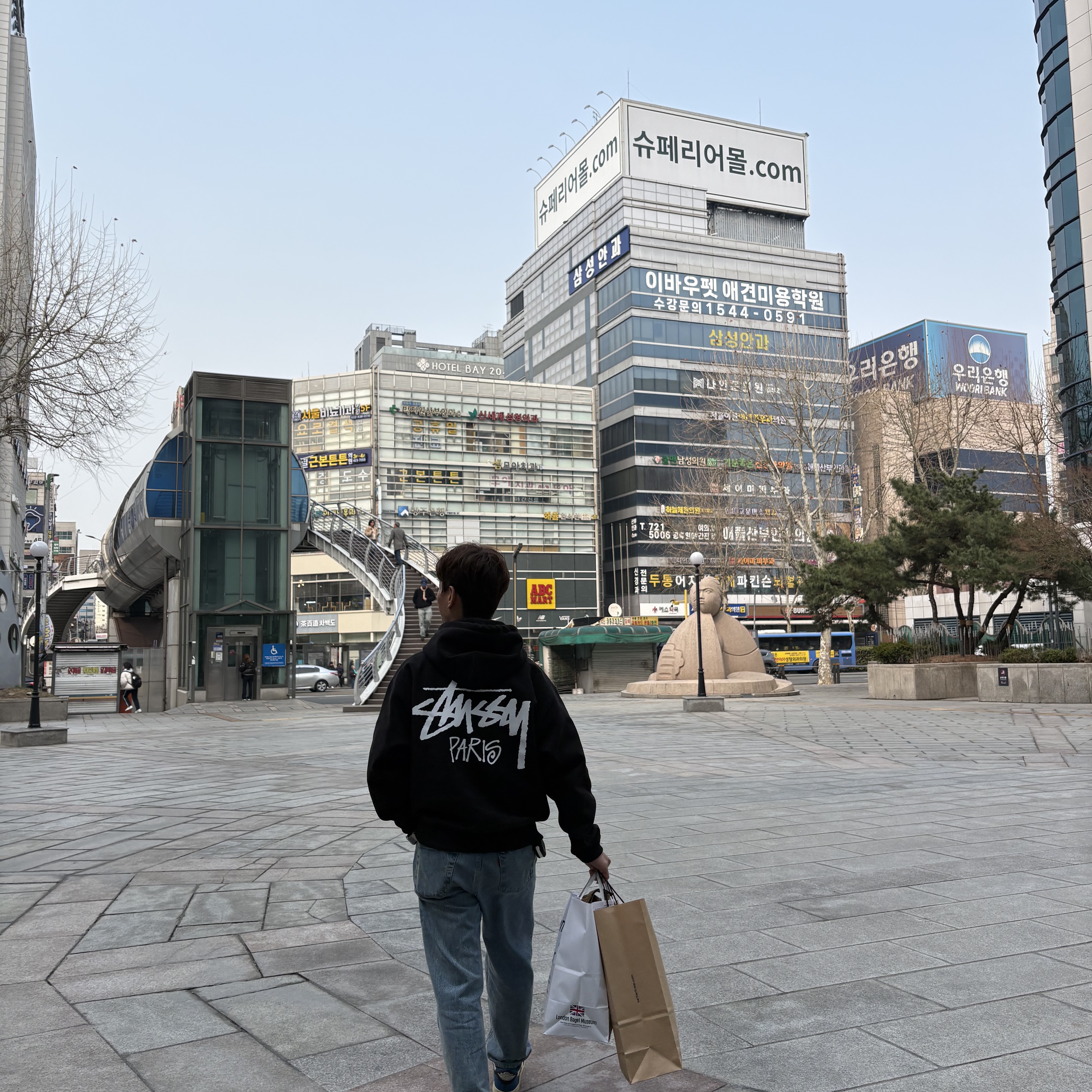 Stussy Stock Paris Hood Black, Jordan 1 x Travis Scott x Fragment Retro Low OG SP Military Blue 착용 스타일 - 3
