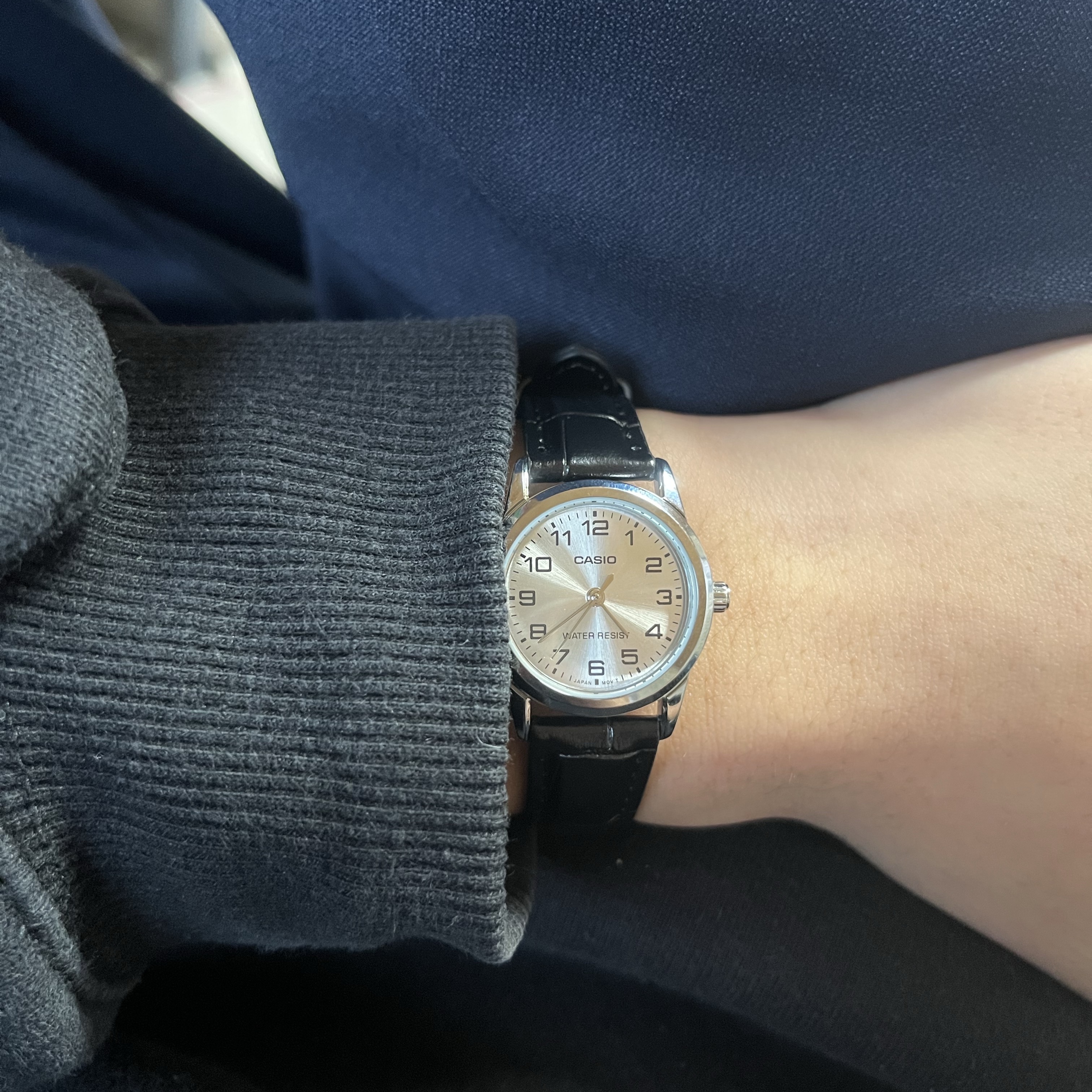 Casio LTP-V001L-7B 착용 스타일