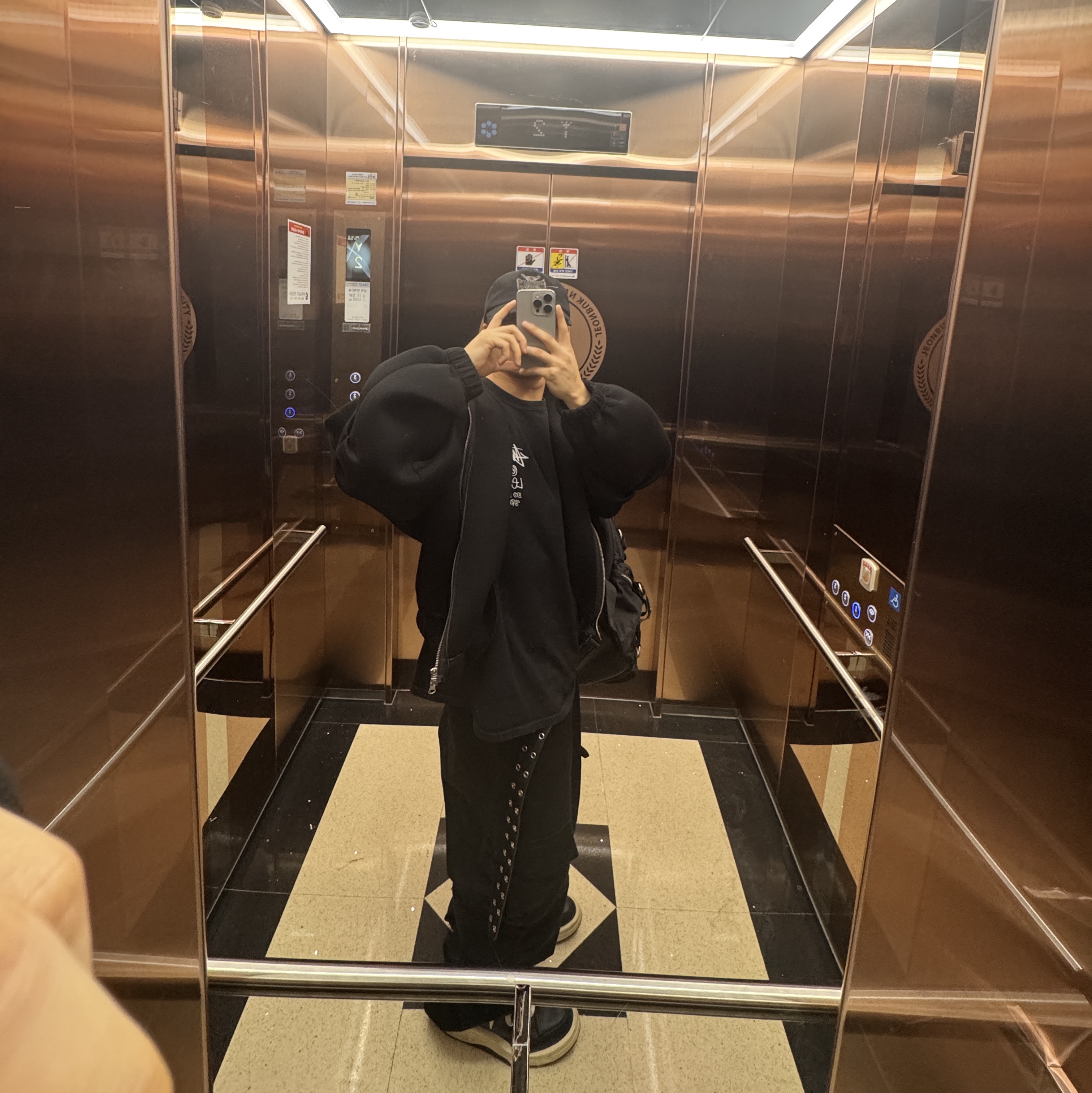 Converse x Drkshdw Turbowpn Black Cream, Kamien x MJD Double Hole Belt Black Shearling Calfskin 착용 스타일