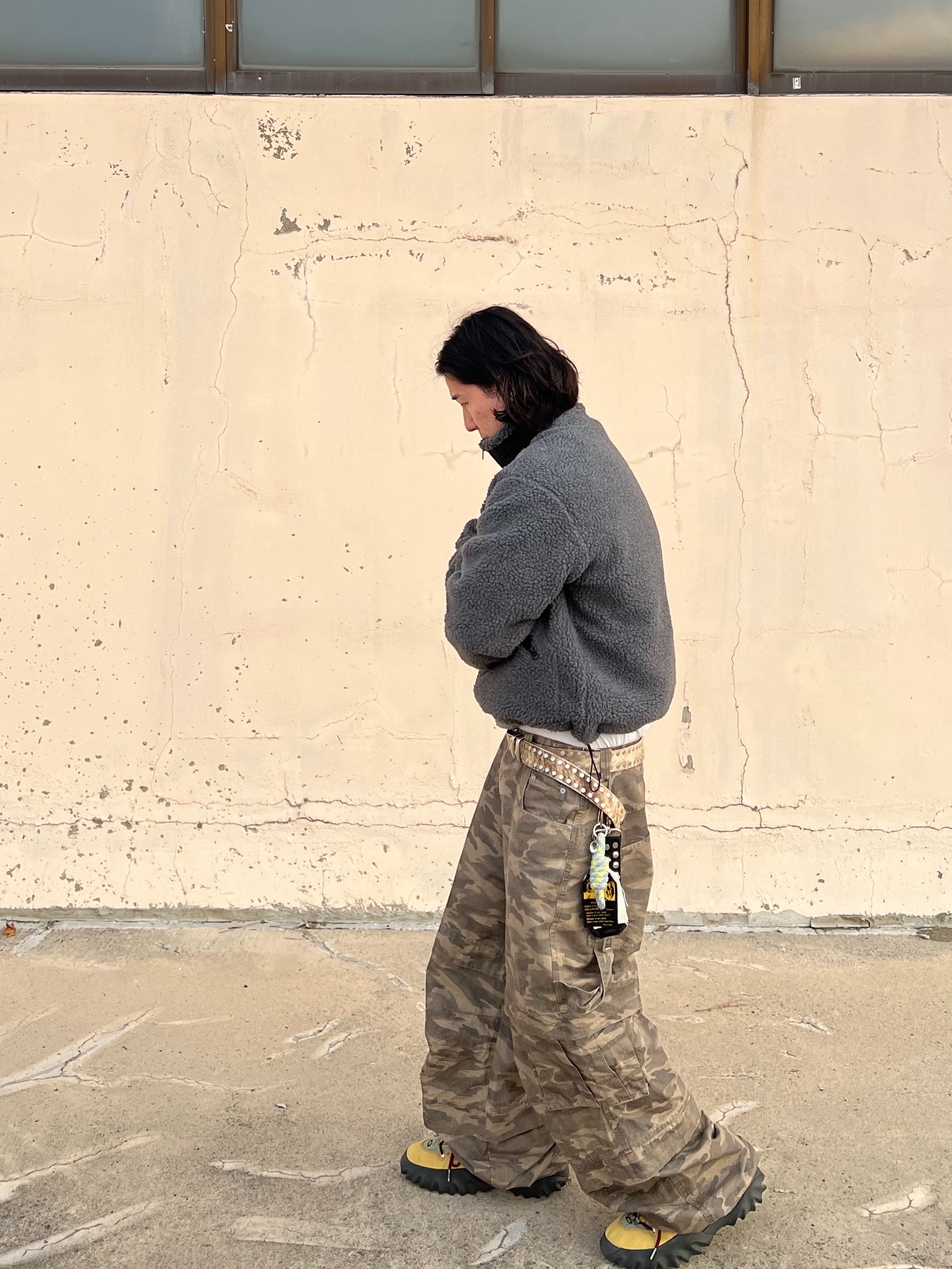 [KREAM Exclusive] Kamien Titan Baggy Pants Kream Camo, Oakley Factory Team Suede Flesh Edge Boots Yellow 착용 스타일 - 4