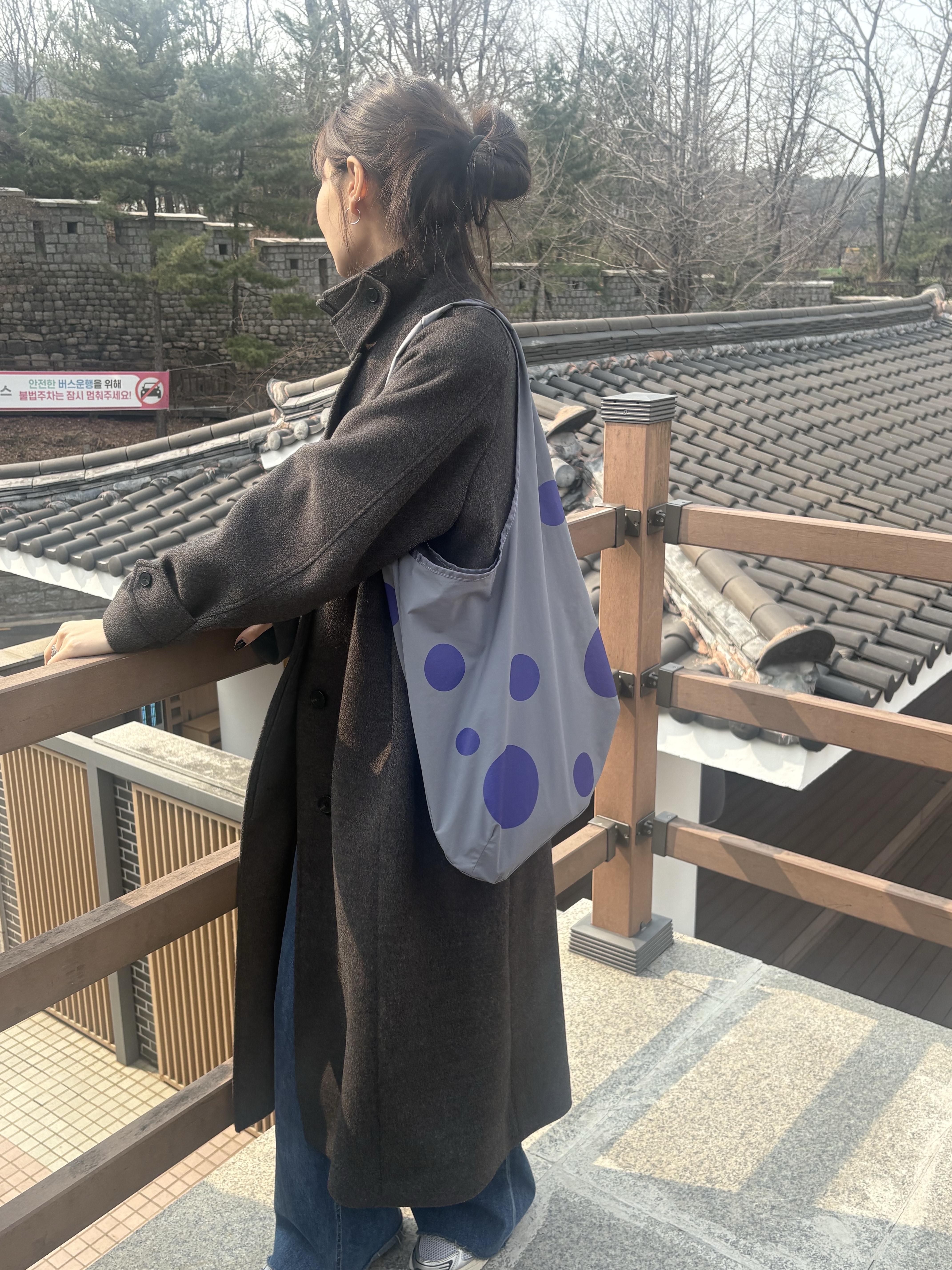 ACOC Dot Bubble Bag Charcoal 착용 스타일 - 1