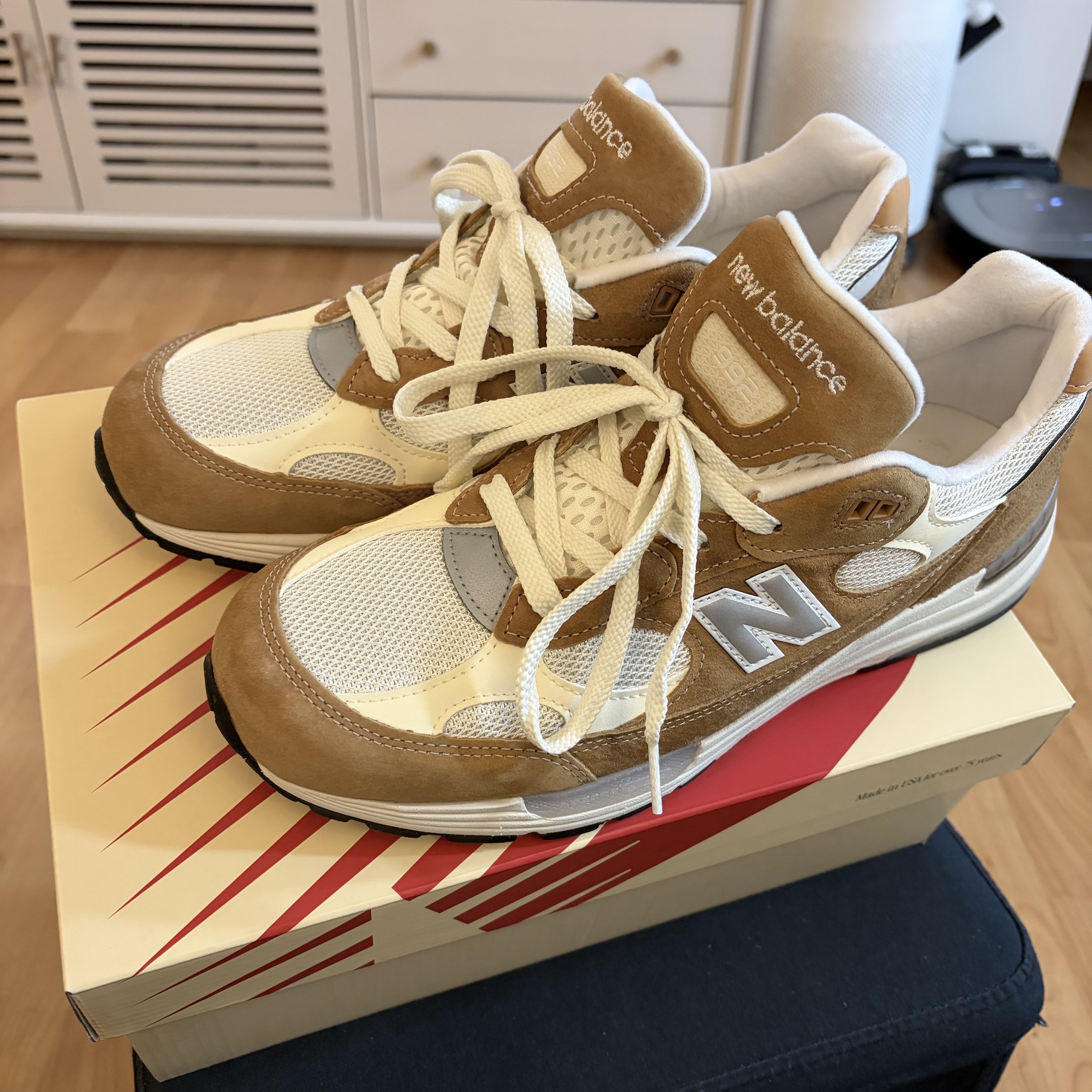 New Balance 992 Made in USA Sweet Caramel Calcium 착용 스타일 - 2