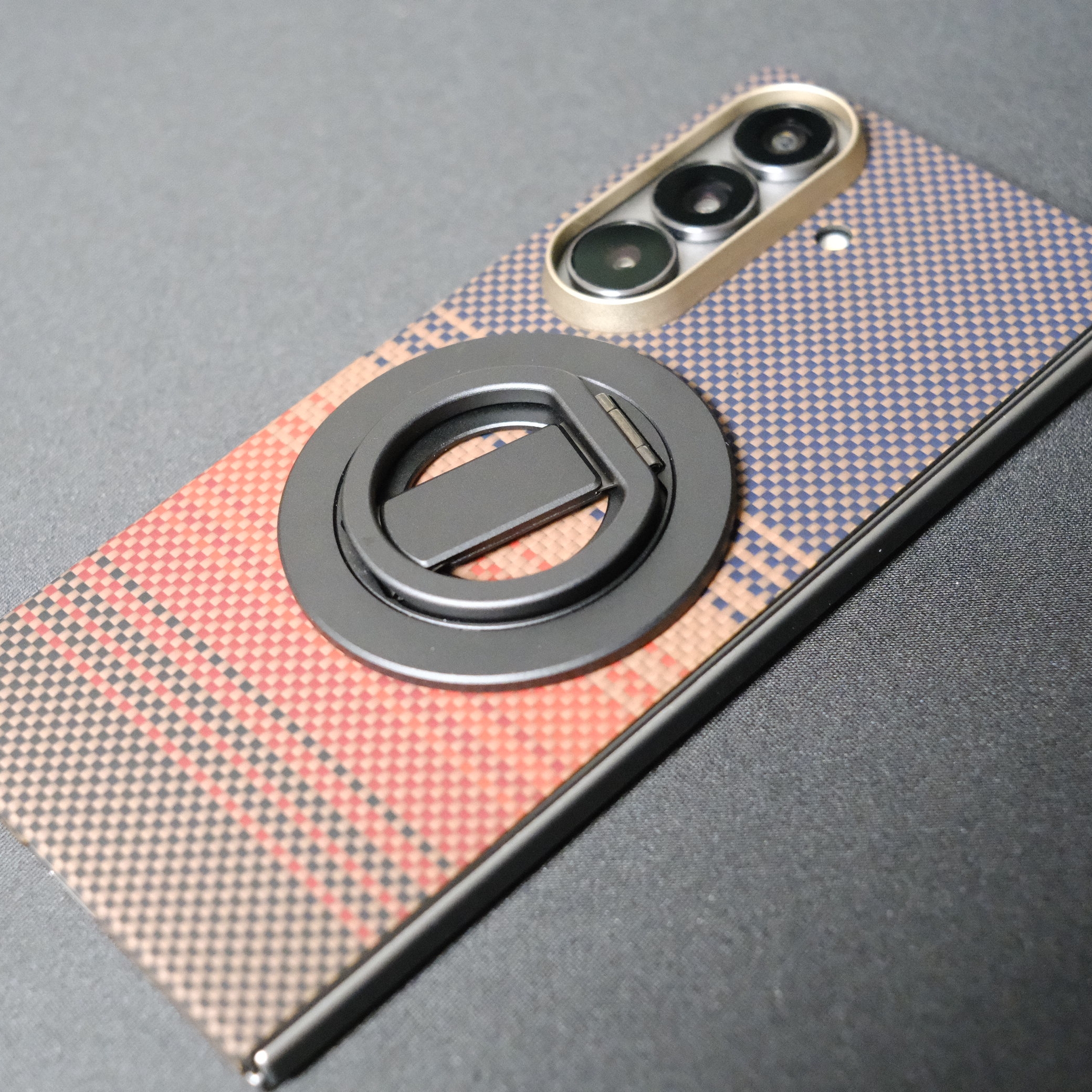 PITAKA Ultra-Slim  Case for Galaxy Z Fold7 Sunset 착용 스타일 - 2