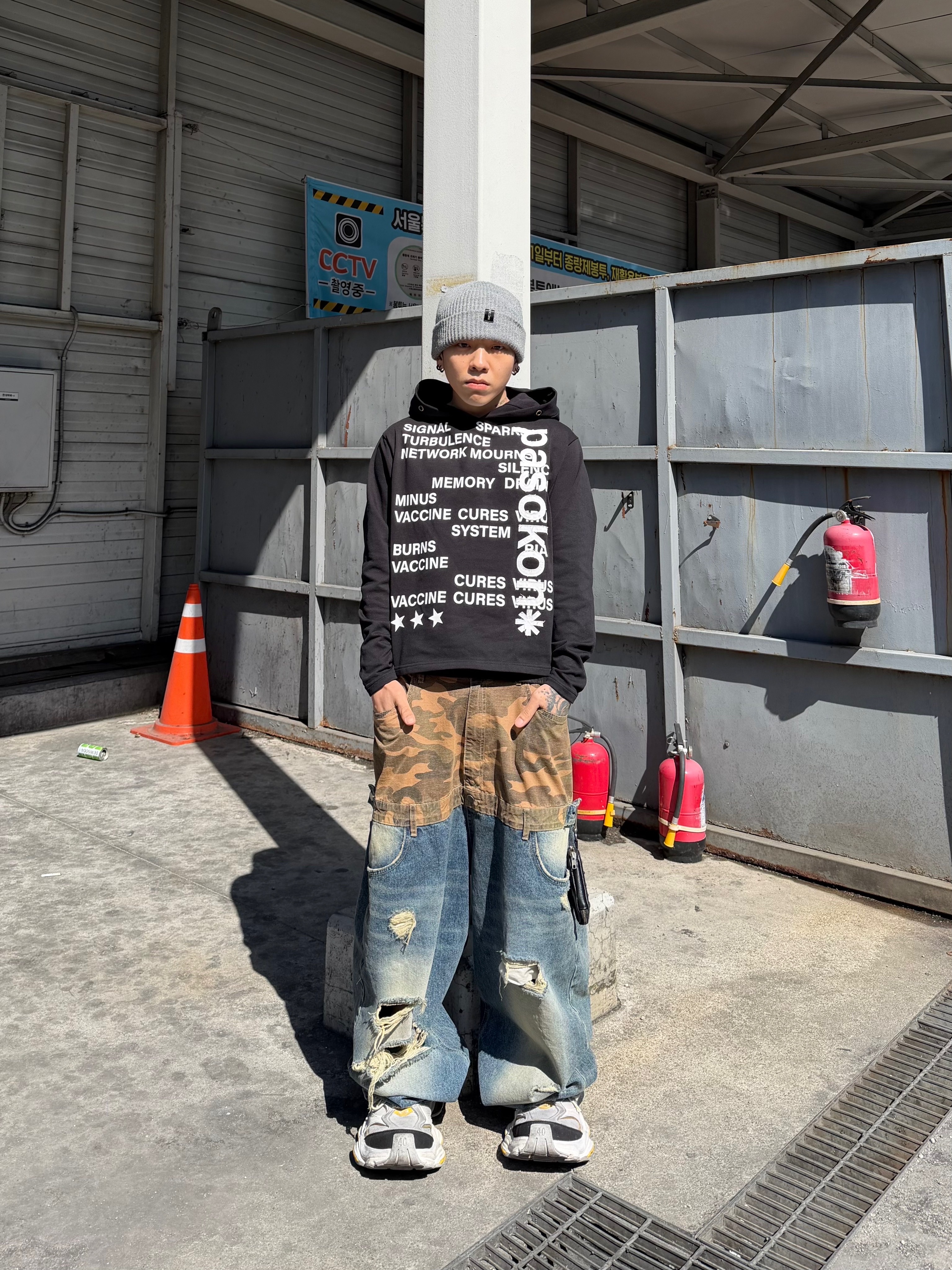 Surgery Clover Logo Beanie Ver.2 Grey, Balenciaga Cargo Sneakers Grey Black Yellow 착용 스타일 - 1