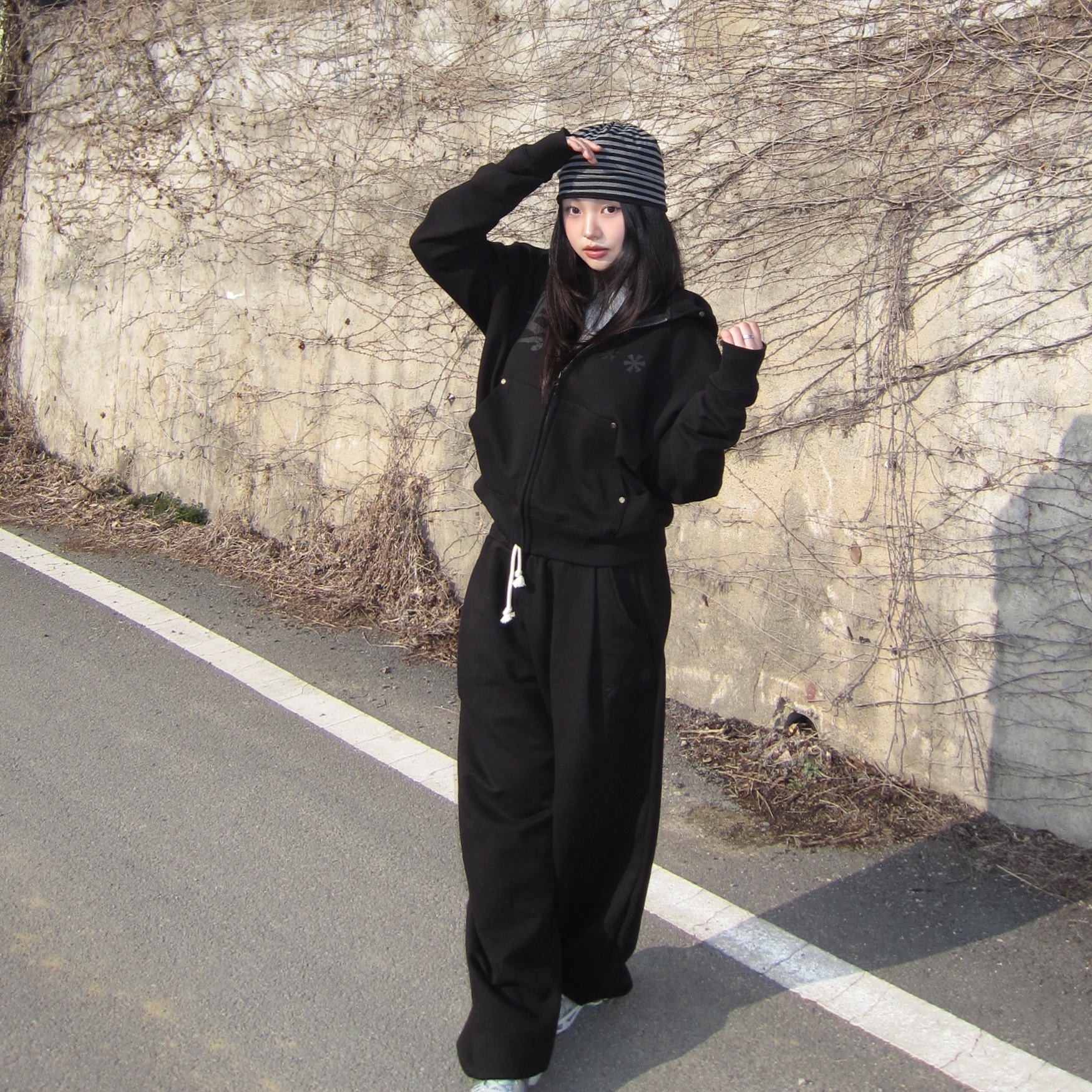 AMOU D-Star Hoodie Zip Up Black, AMOU D-Star Pants Black 착용 스타일 - 1