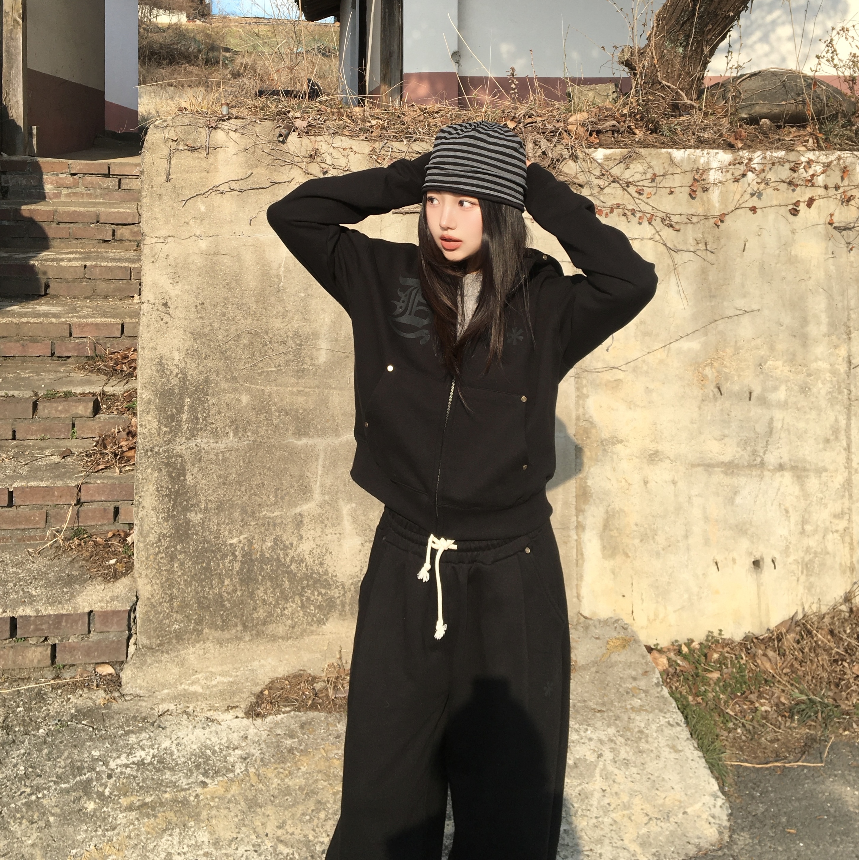 AMOU D-Star Hoodie Zip Up Black, AMOU D-Star Pants Black 착용 스타일 - 3