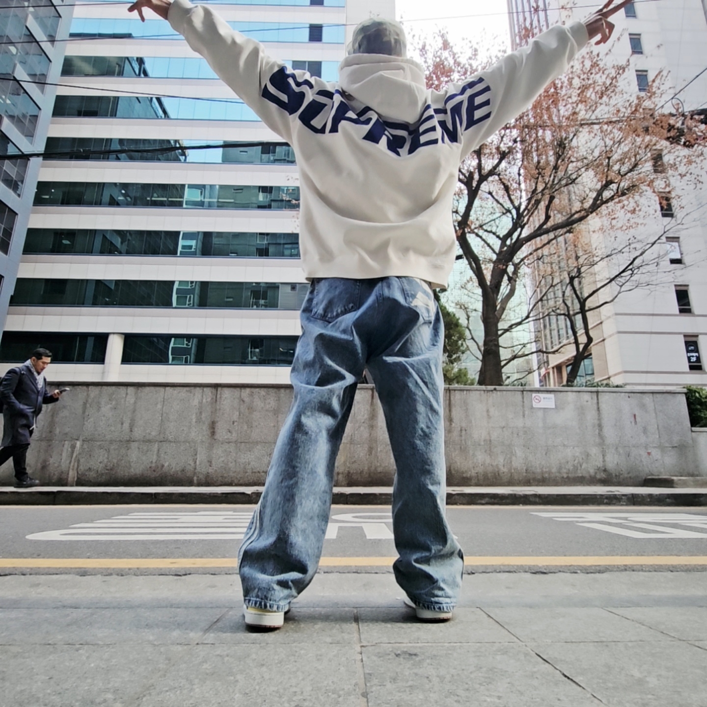Supreme Denim Camp Cap Dirty Indigo - 25FW, Supreme Wrapped Half Zip Hooded Sweatshirt Stone - 24SS 착용 스타일 - 1