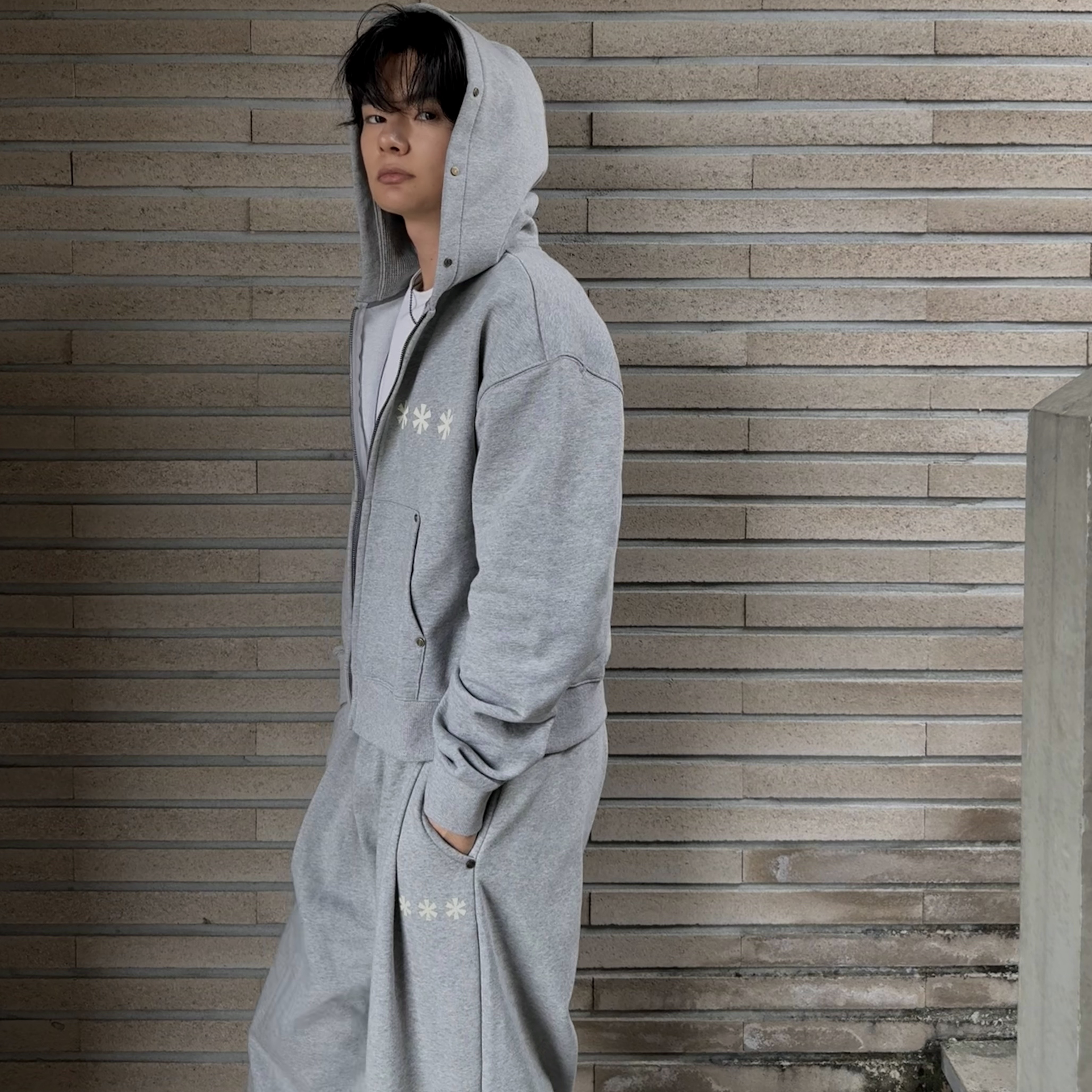 AMOU D-Star Hoodie Zip Up Gray, AMOU D-Star Hoodie Zip Up Black 착용 스타일 - 1