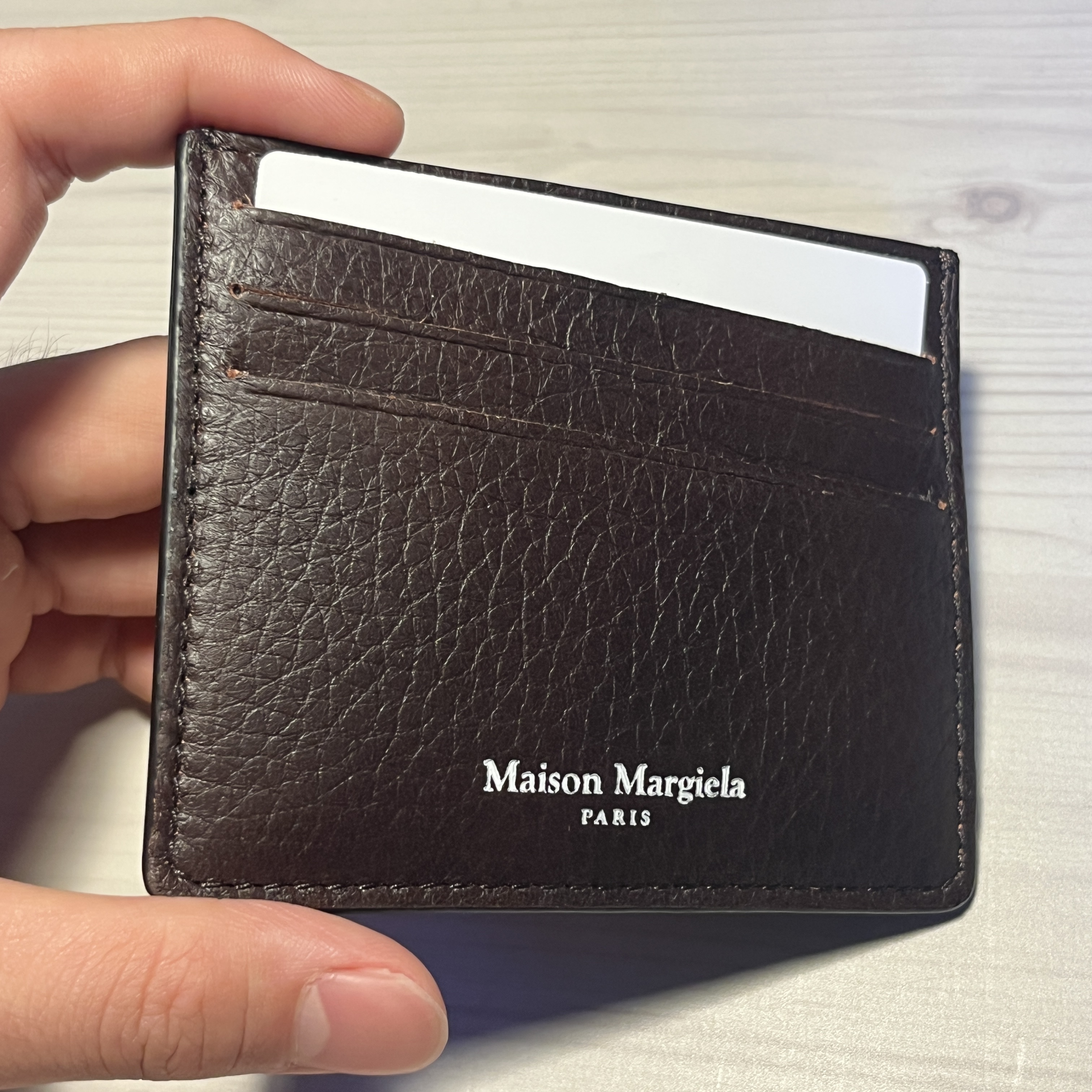 Maison Margiela Leather Card Holder Brown 착용 스타일 - 5