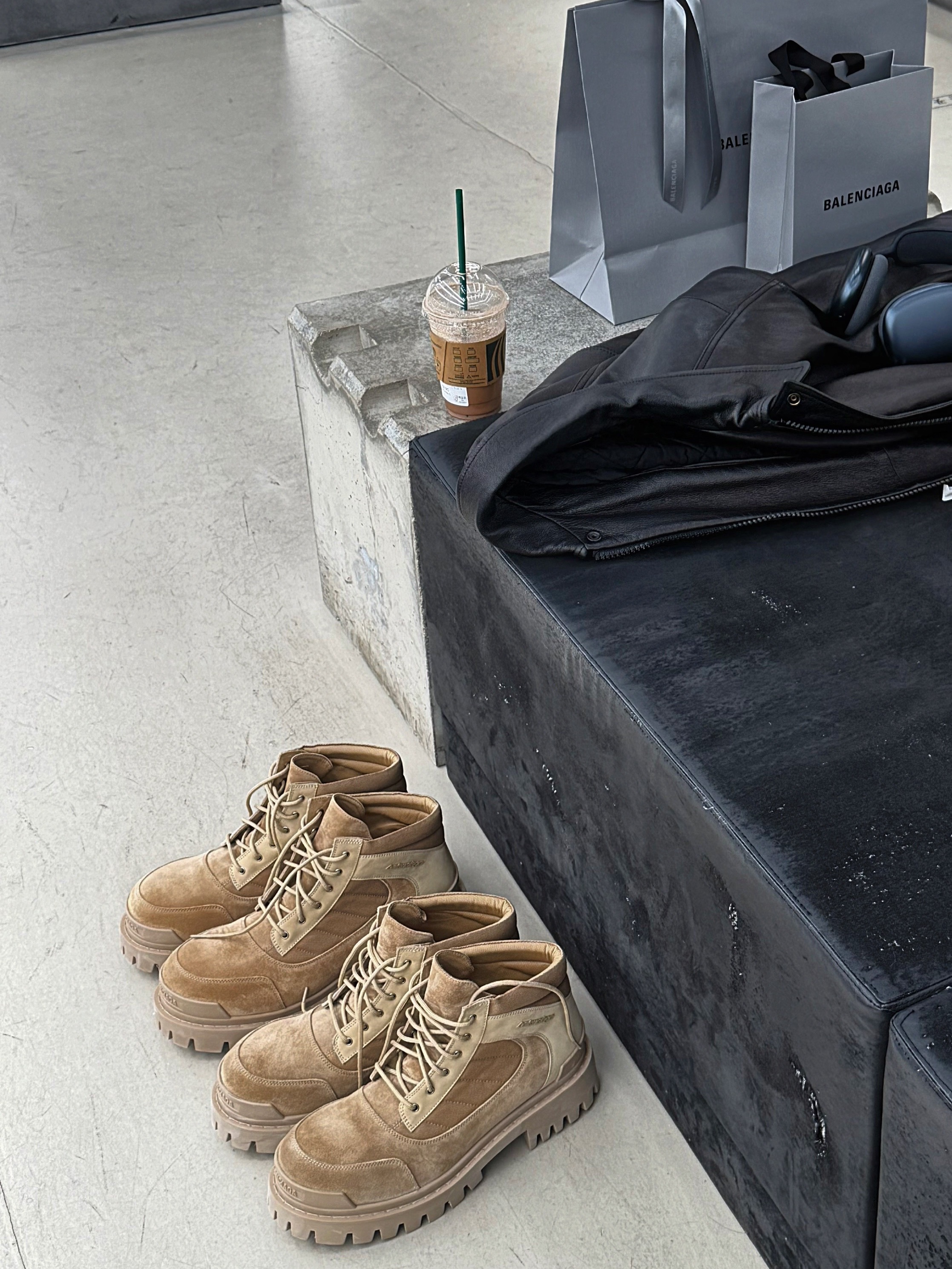Balenciaga 3B Football V-Neck T-Shirt Oversized Royal Blue White, Balenciaga Flared Cargo Pants Black 착용 스타일 - 3
