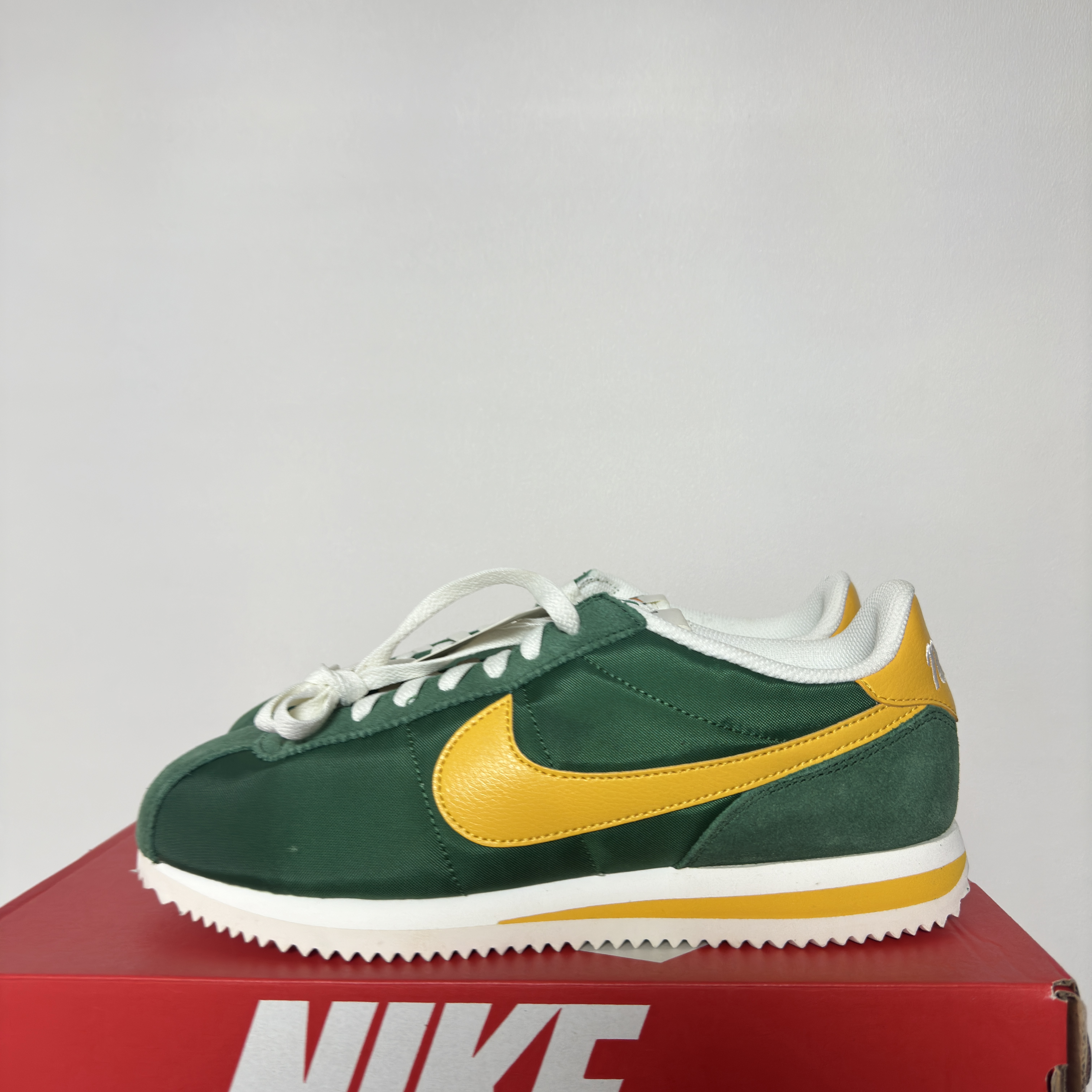 Nike Cortez Textile Gorge Green and Yellow Ochre 착용 스타일