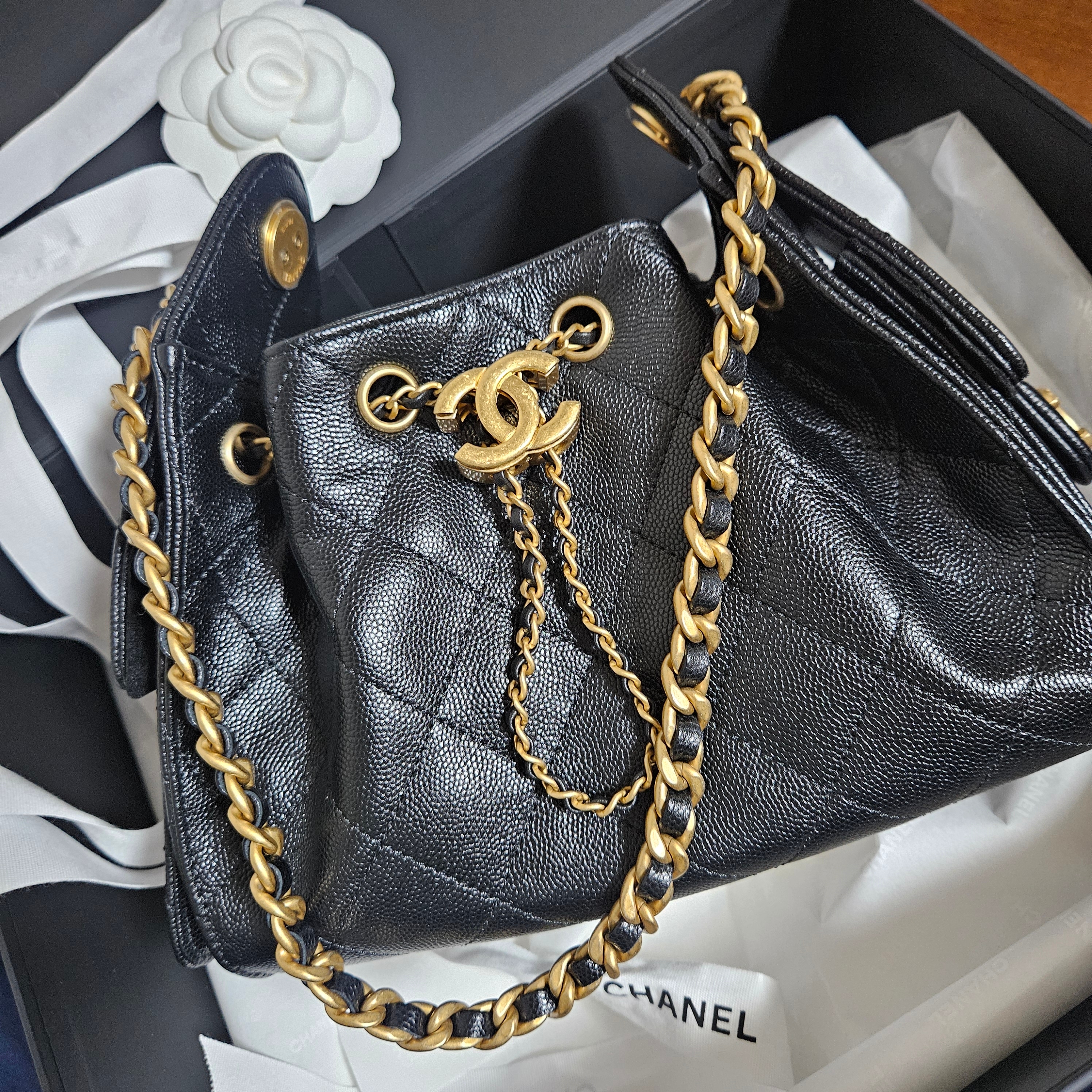 Chanel 25 Mini Bag Grained Calfskin & Gold Black 착용 스타일 - 2