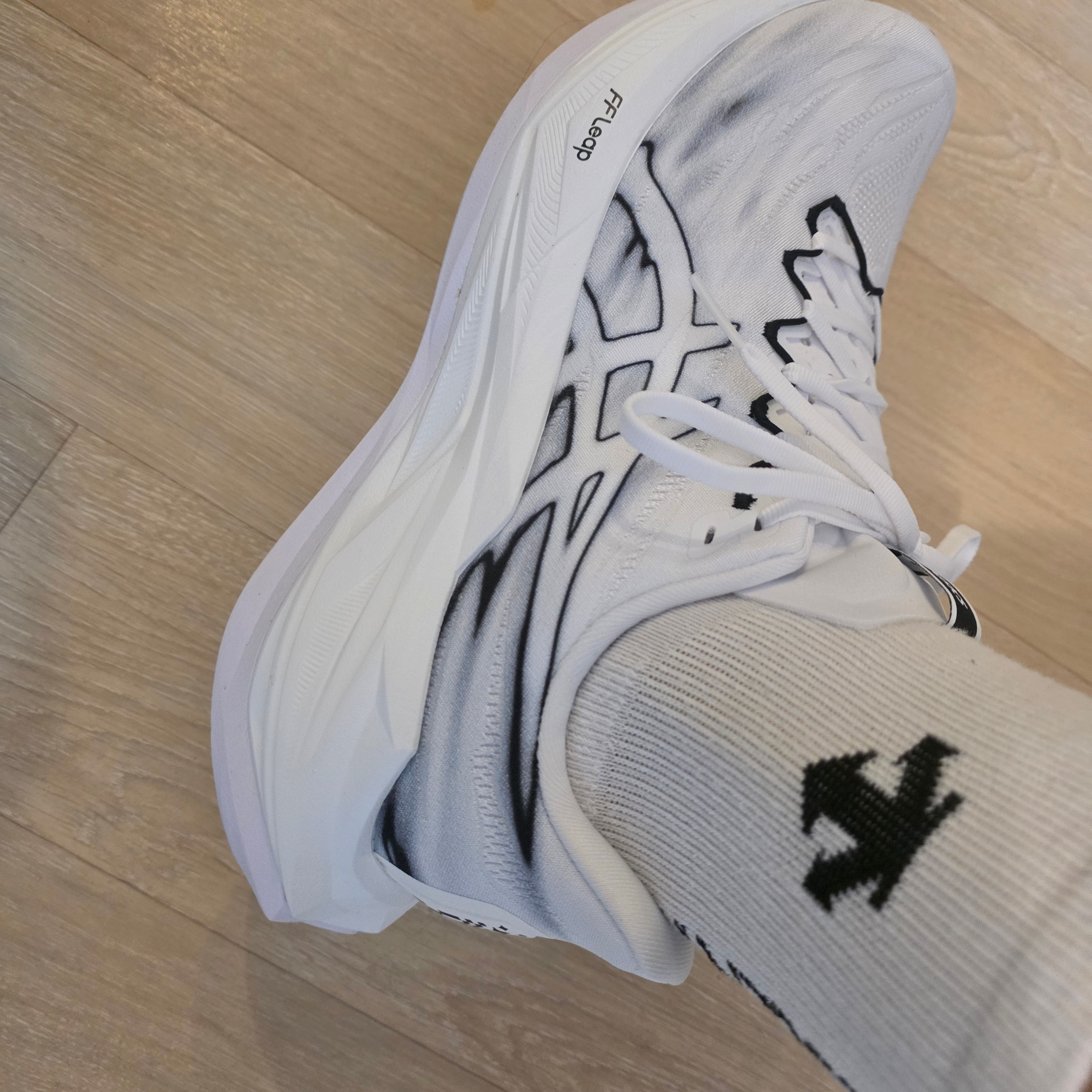 Asics Superblast 3 White Black 착용 스타일 - 1