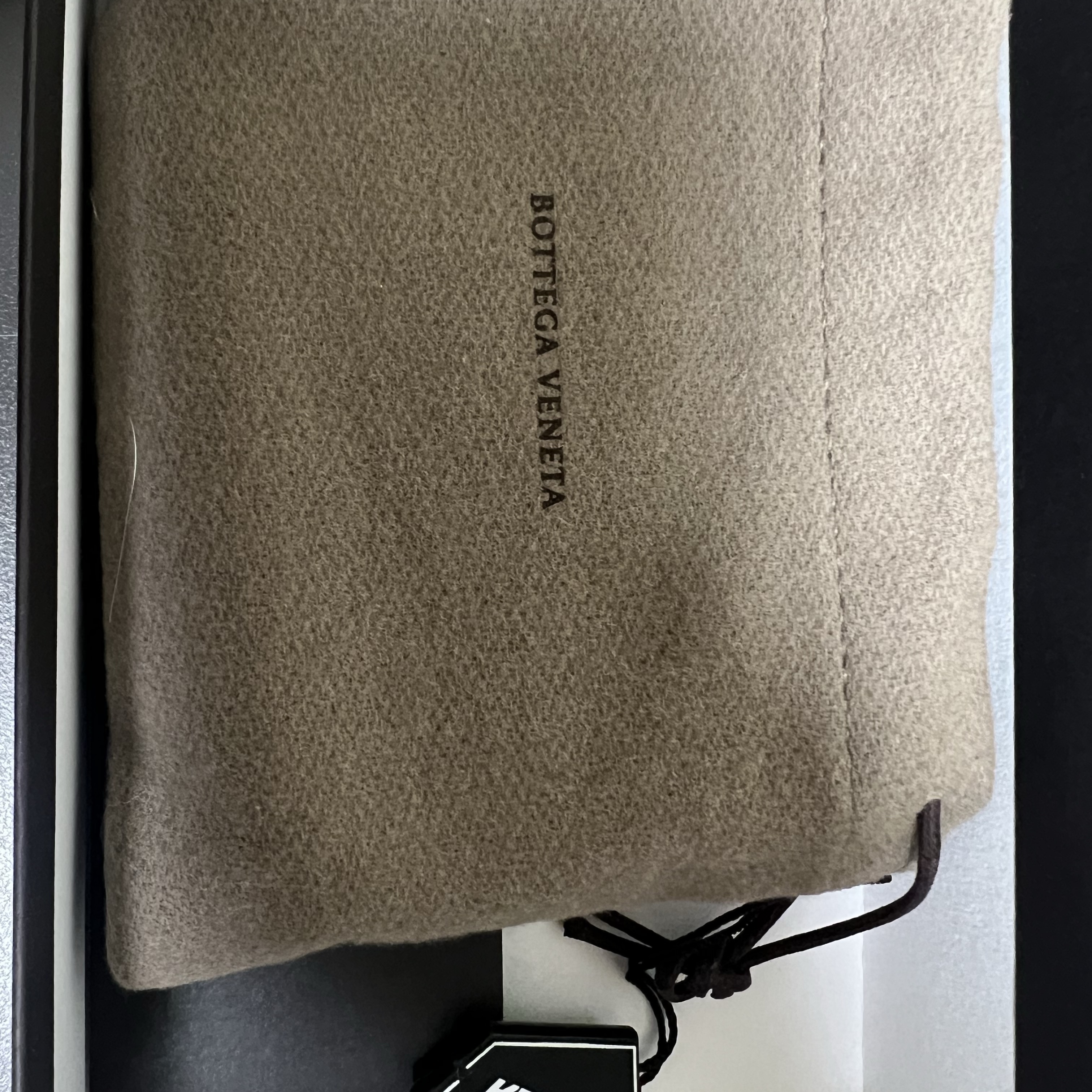 Bottega Veneta Bi-Fold Wallet Brown 착용 스타일 - 1