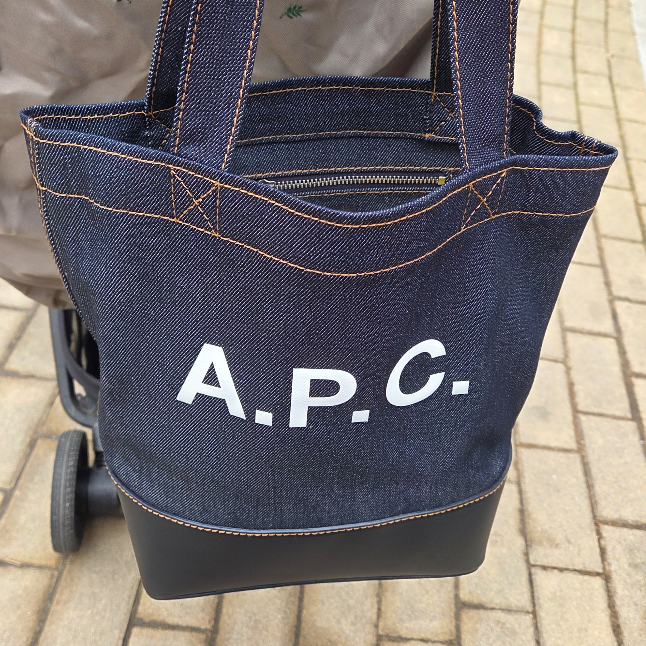 A.P.C. Axelle Small Tote Bag Denim Dark Navy 착용 스타일