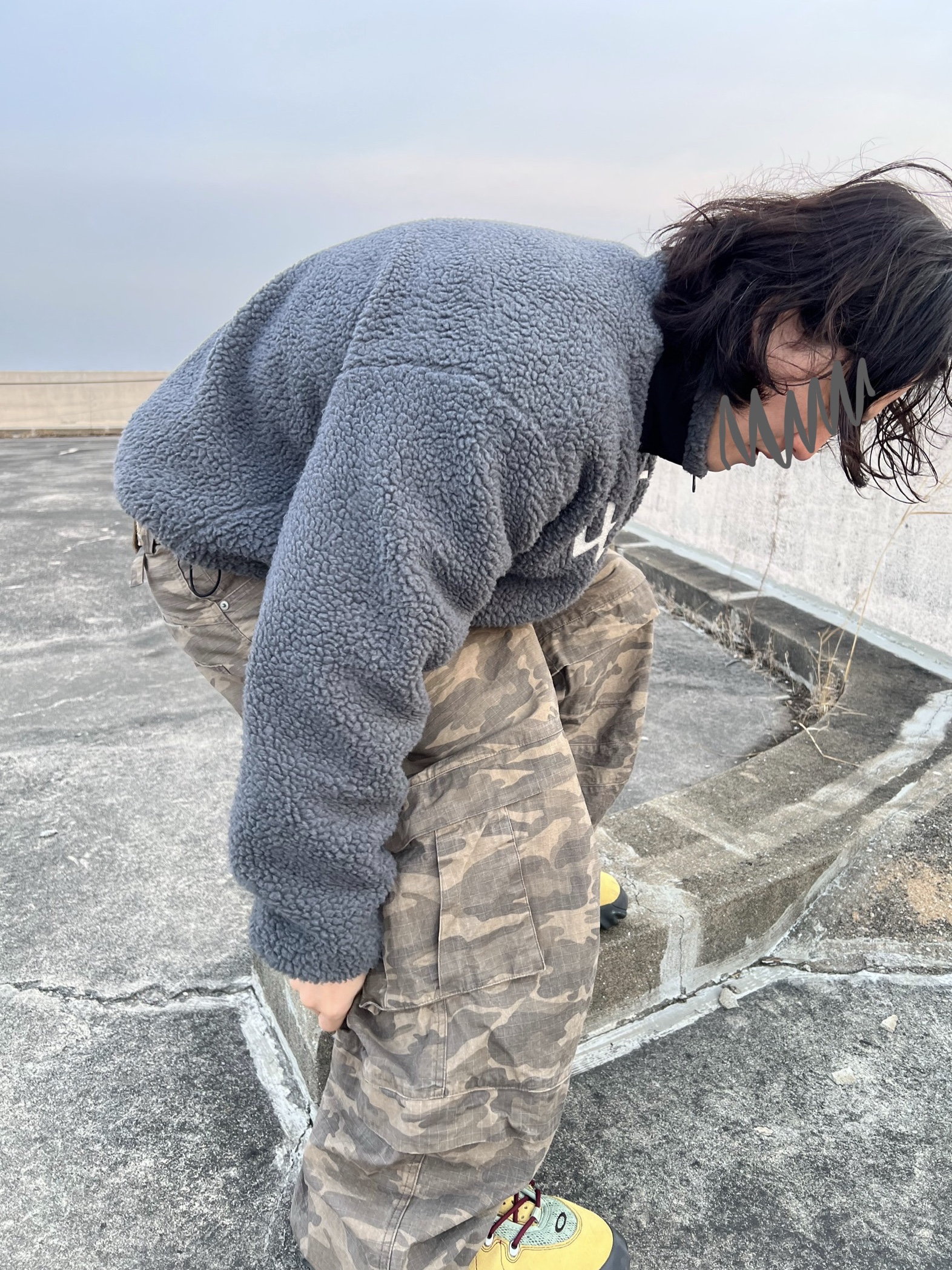 [KREAM Exclusive] Kamien Titan Baggy Pants Kream Camo, Oakley Factory Team Suede Flesh Edge Boots Yellow 착용 스타일 - 1