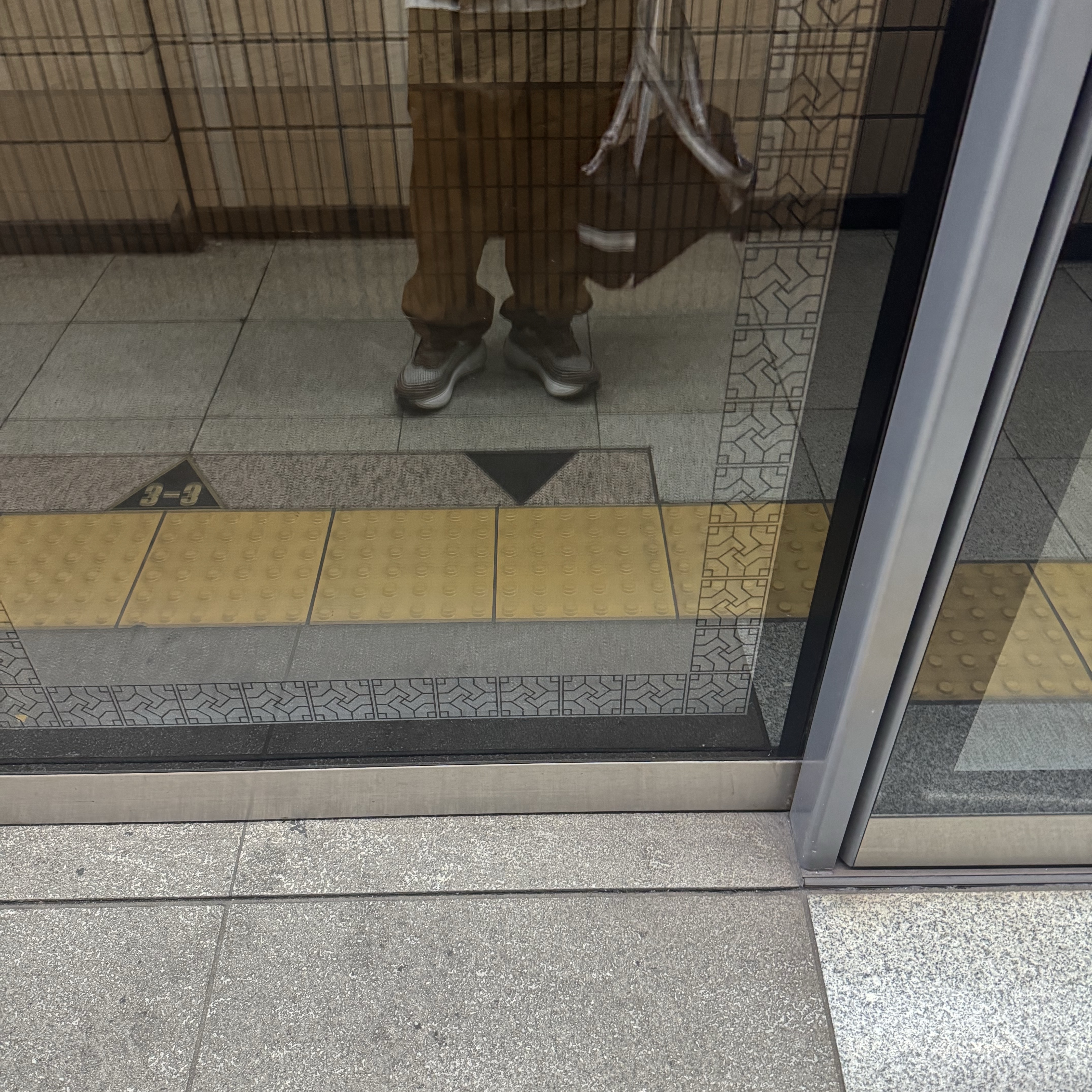 NIke Vomero Plus QS Caldera Brown and Dark Field Brown 착용 스타일
